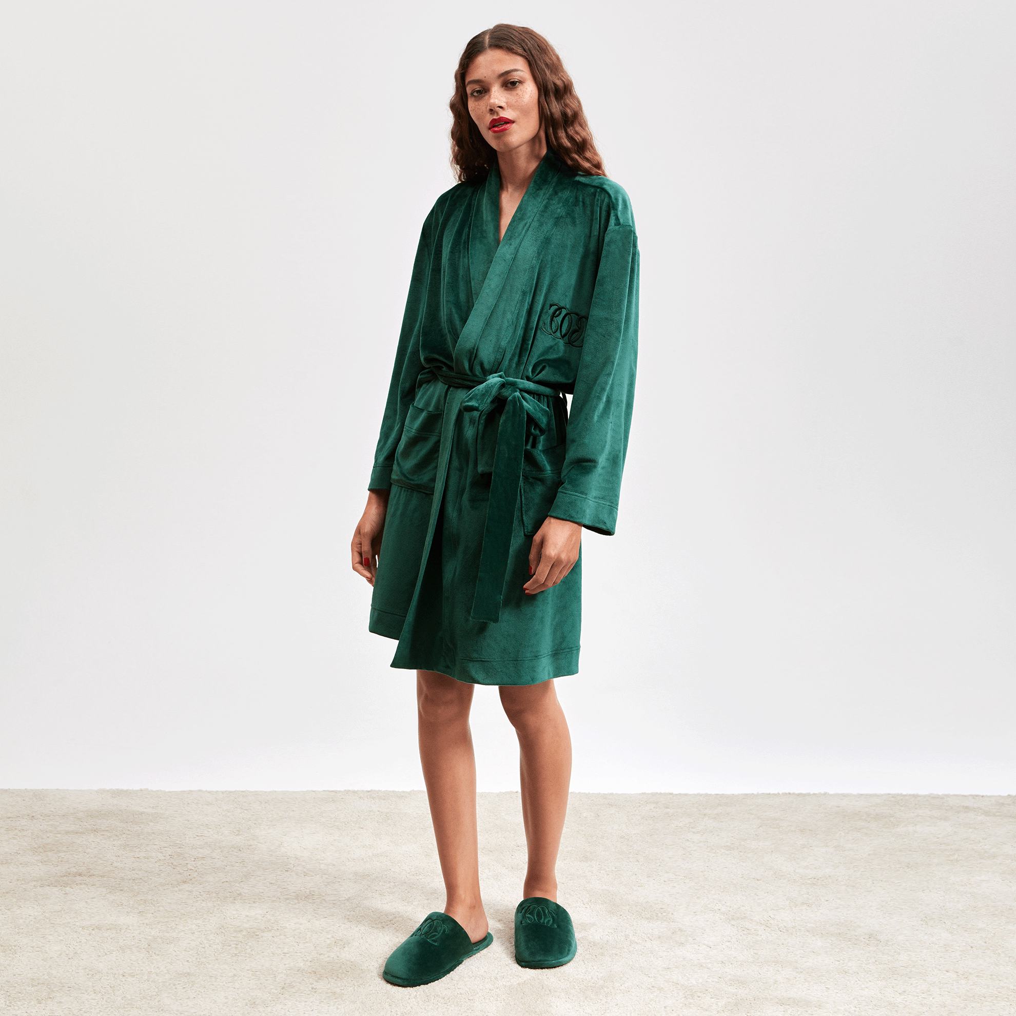 женщина в зеленом халате