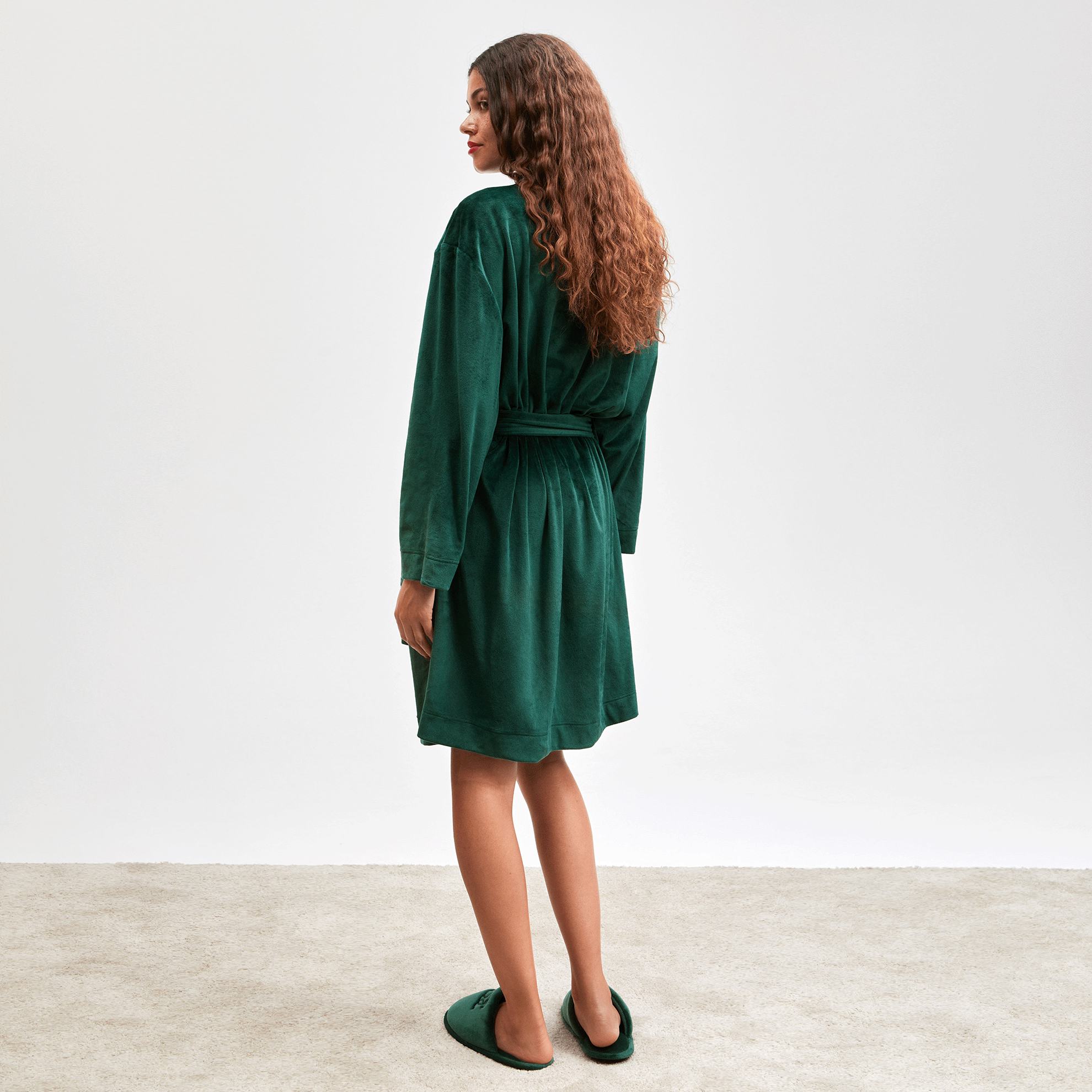 женщина в зеленом халате