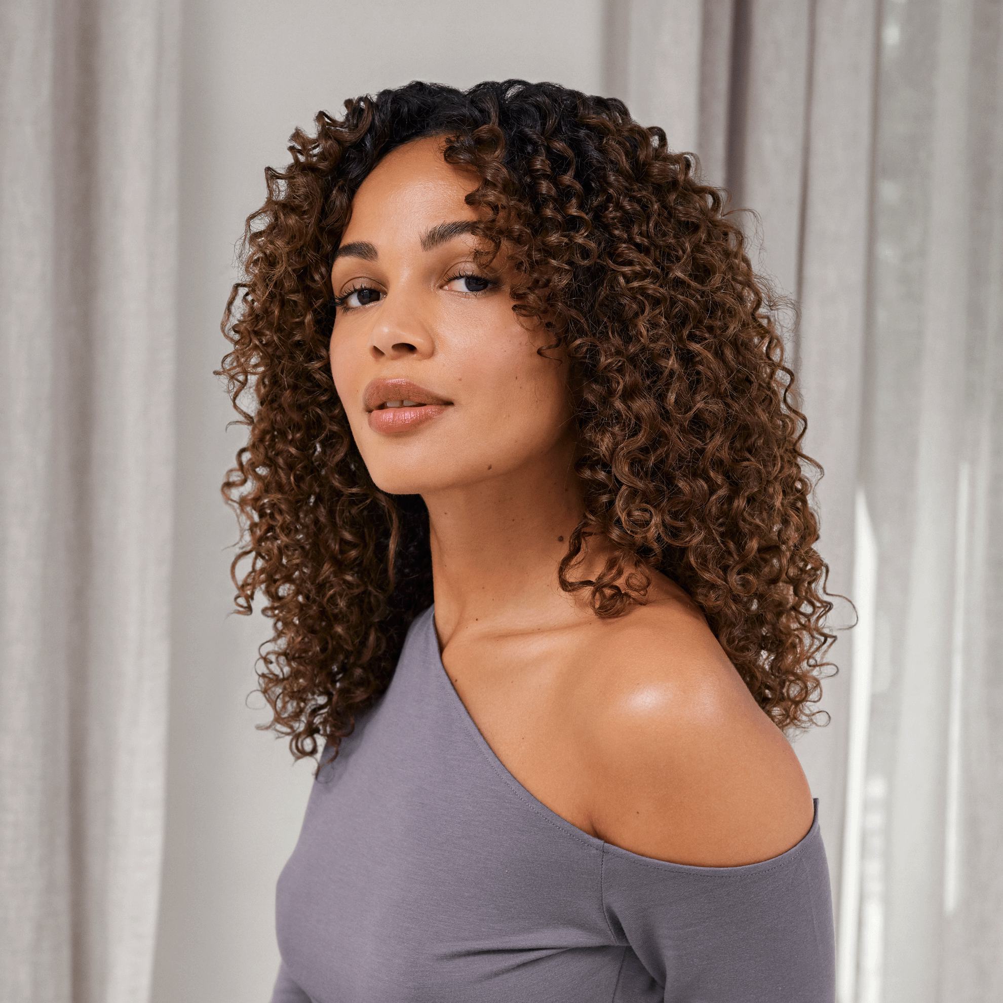 kobieta z kręconymi włosami