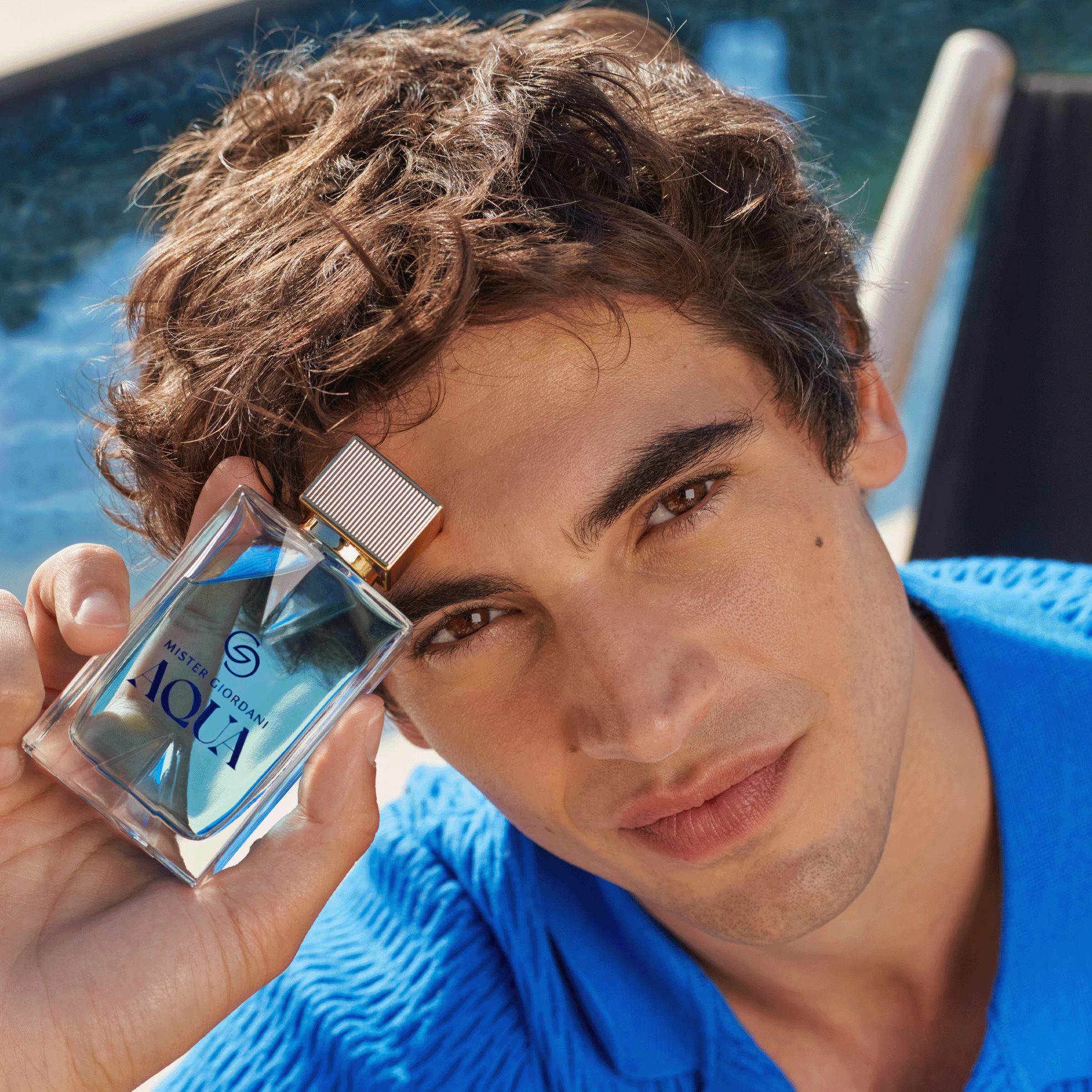 мужчина с флаконом духов