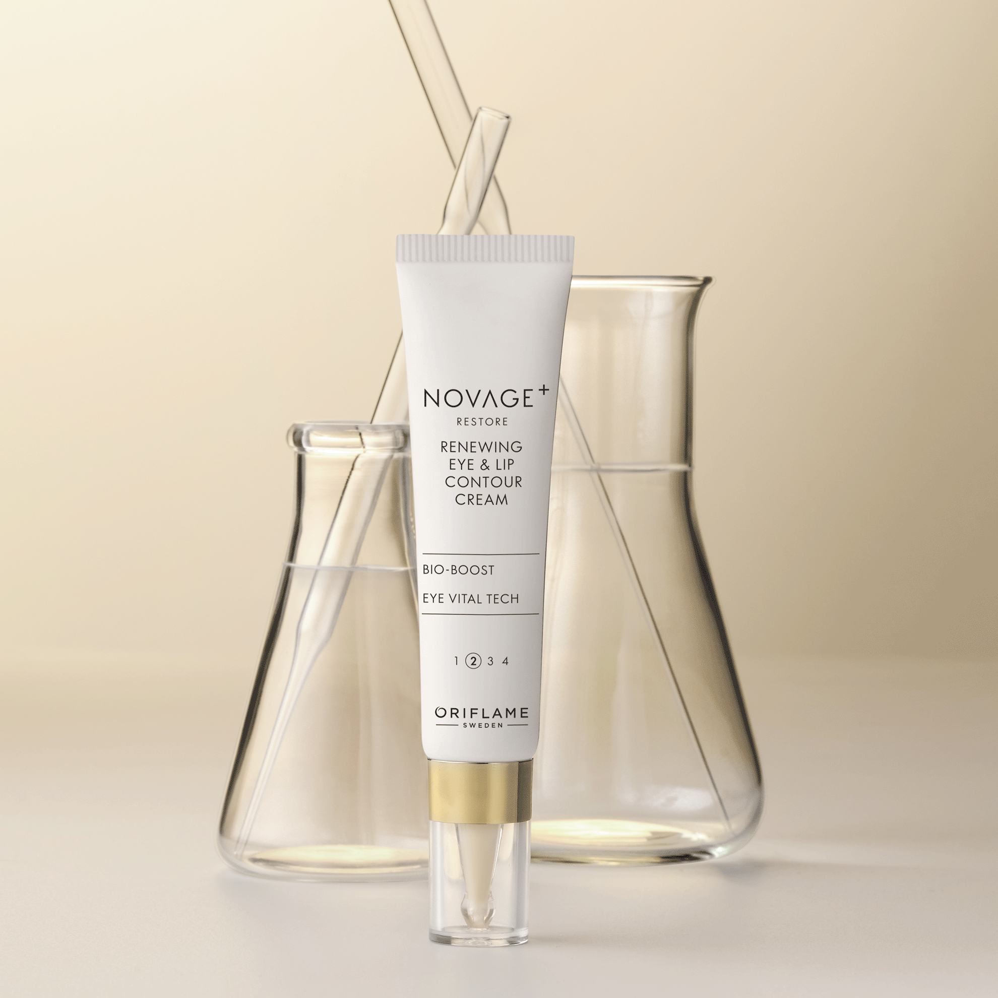 krēma tūbiņa blakus mēģenei