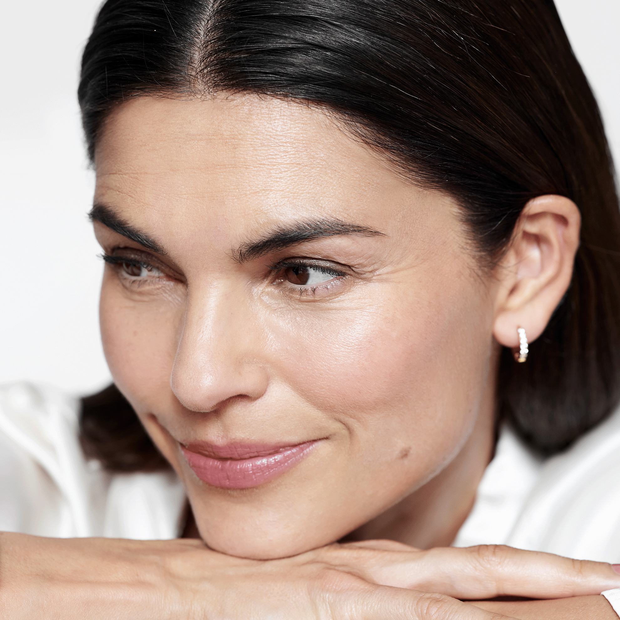 sieviete ar roku uz zoda