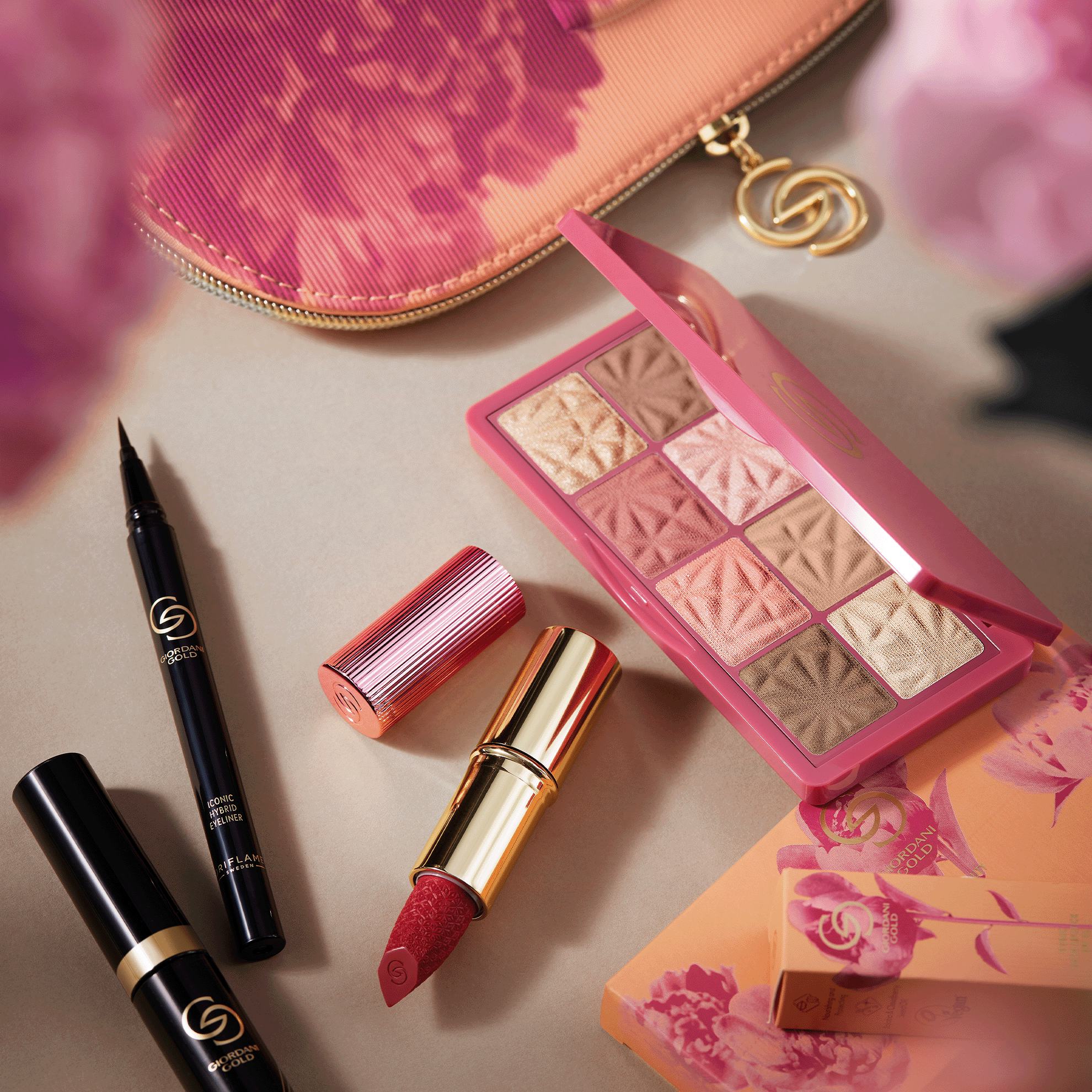 produse de machiaj și o poșetă