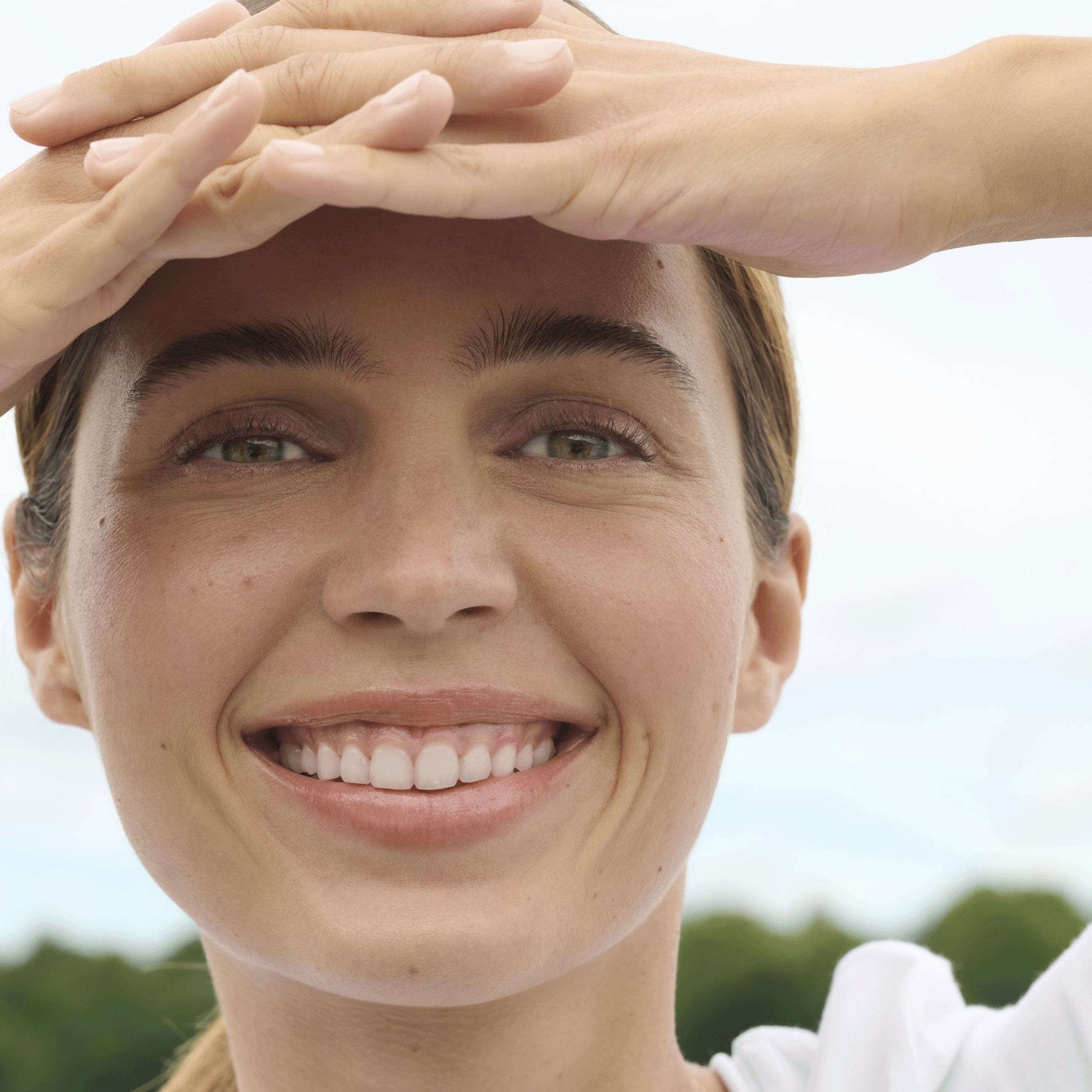 женщина с руками на лбу