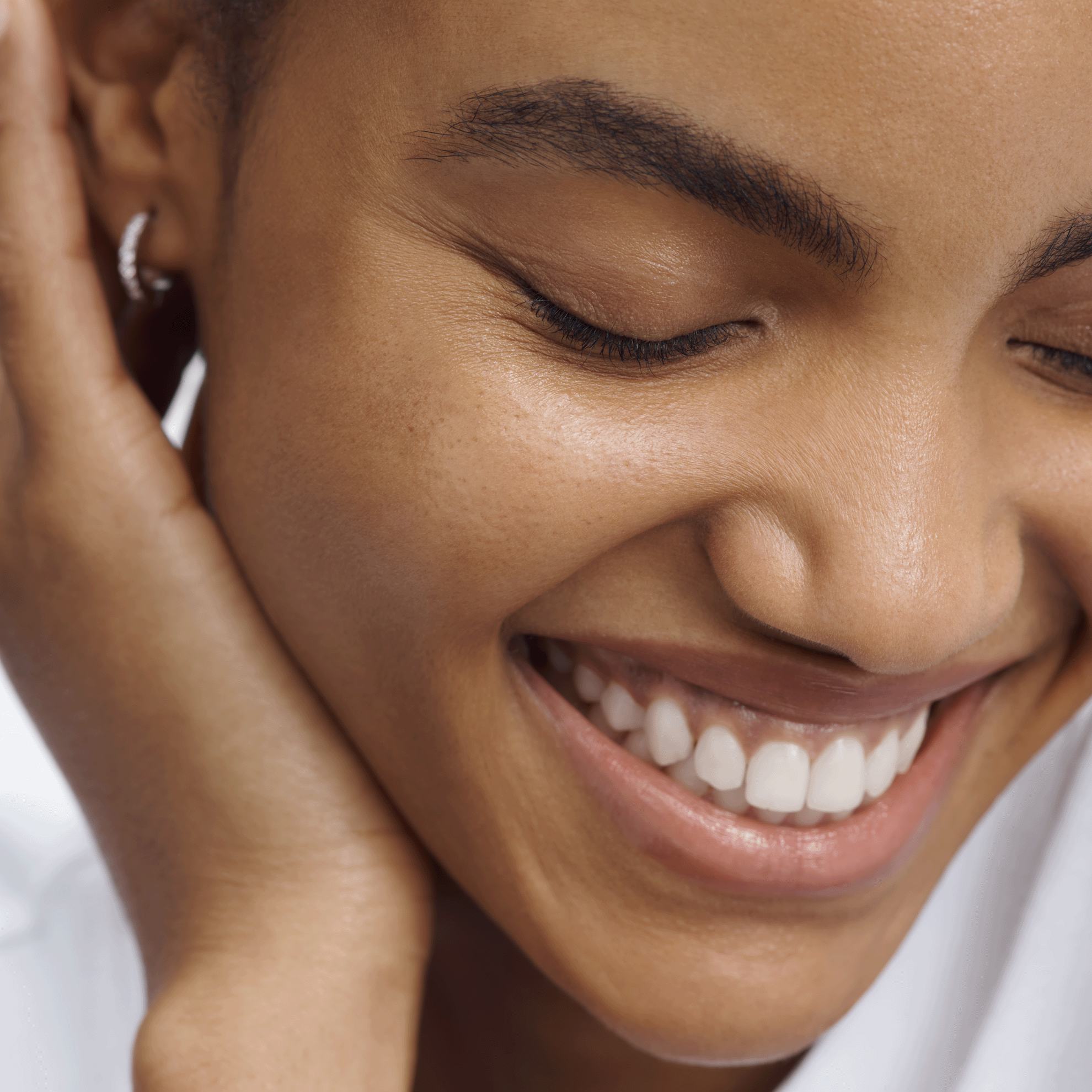 крупный план улыбающейся женщины