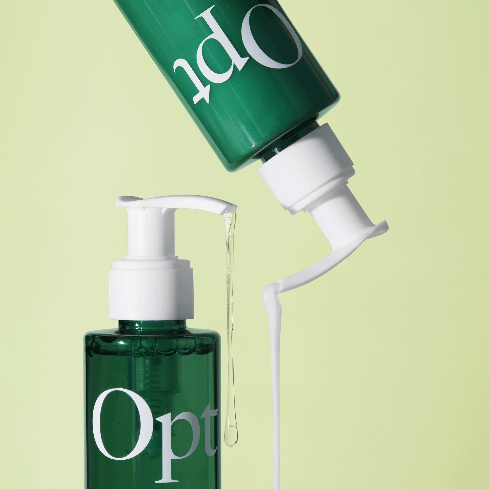 зеленая бутылка, из которой выливается белая жидкость