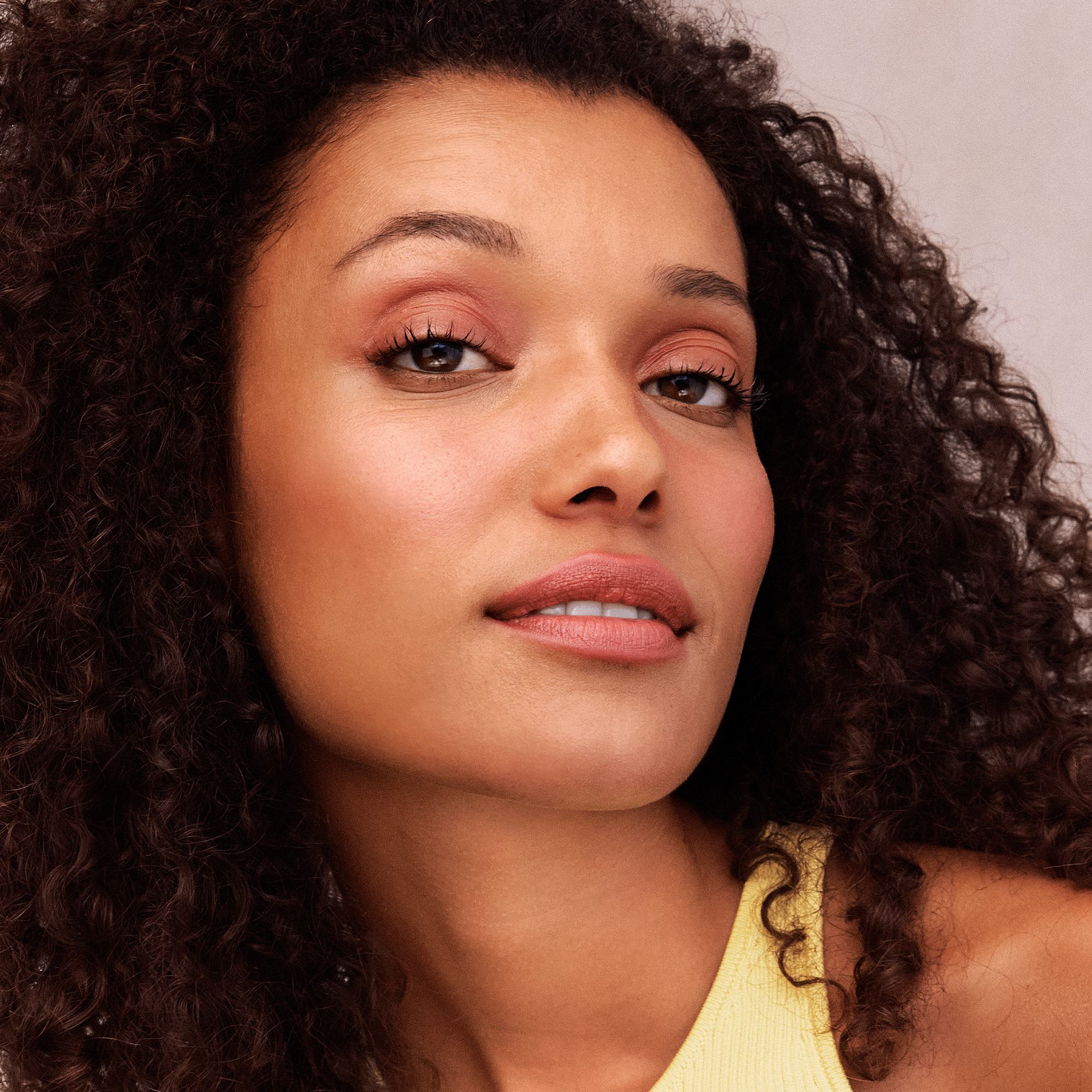 jingalak sochli va sariq ko'ylakli ayol