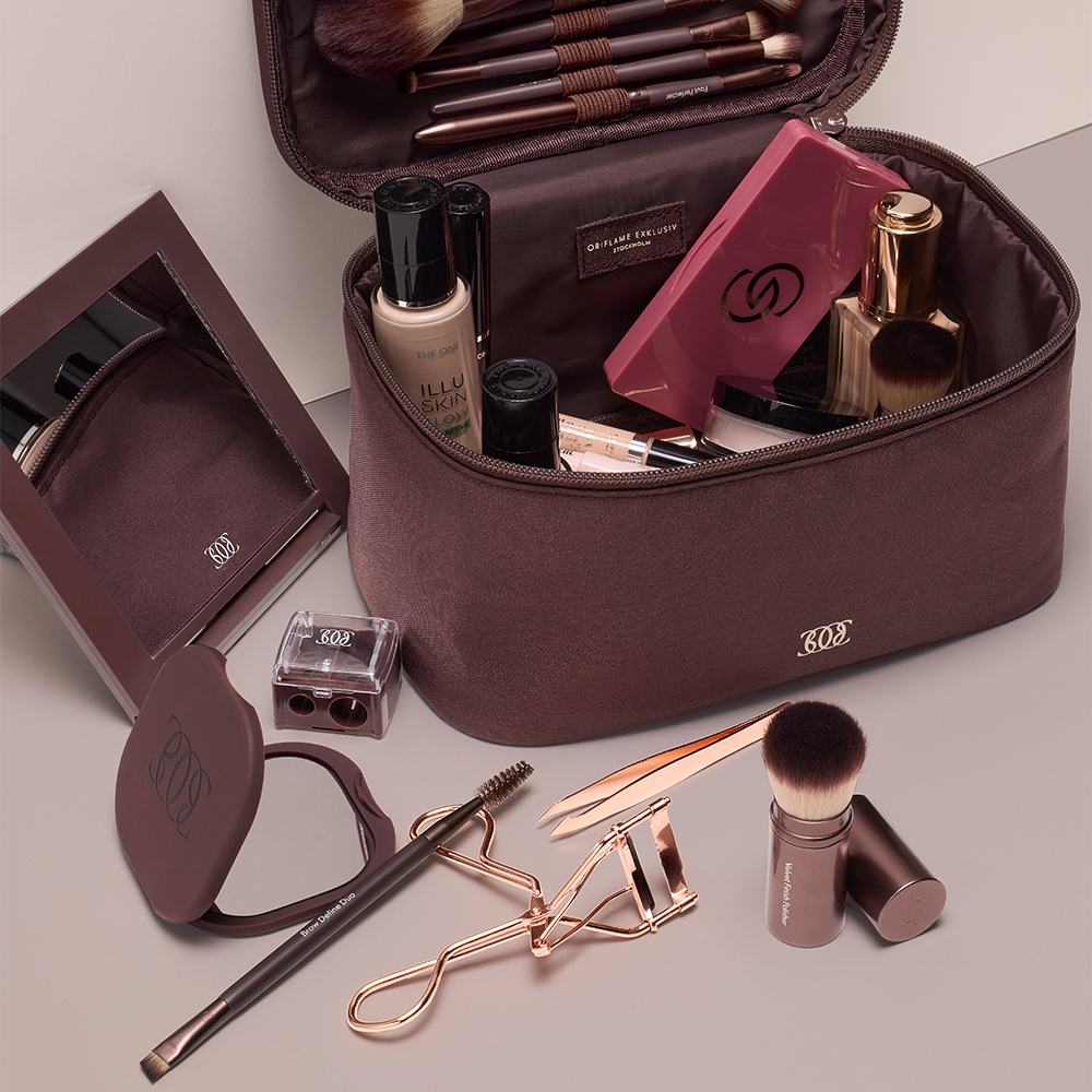 Un neceser con brochas de maquillaje y un espejo.