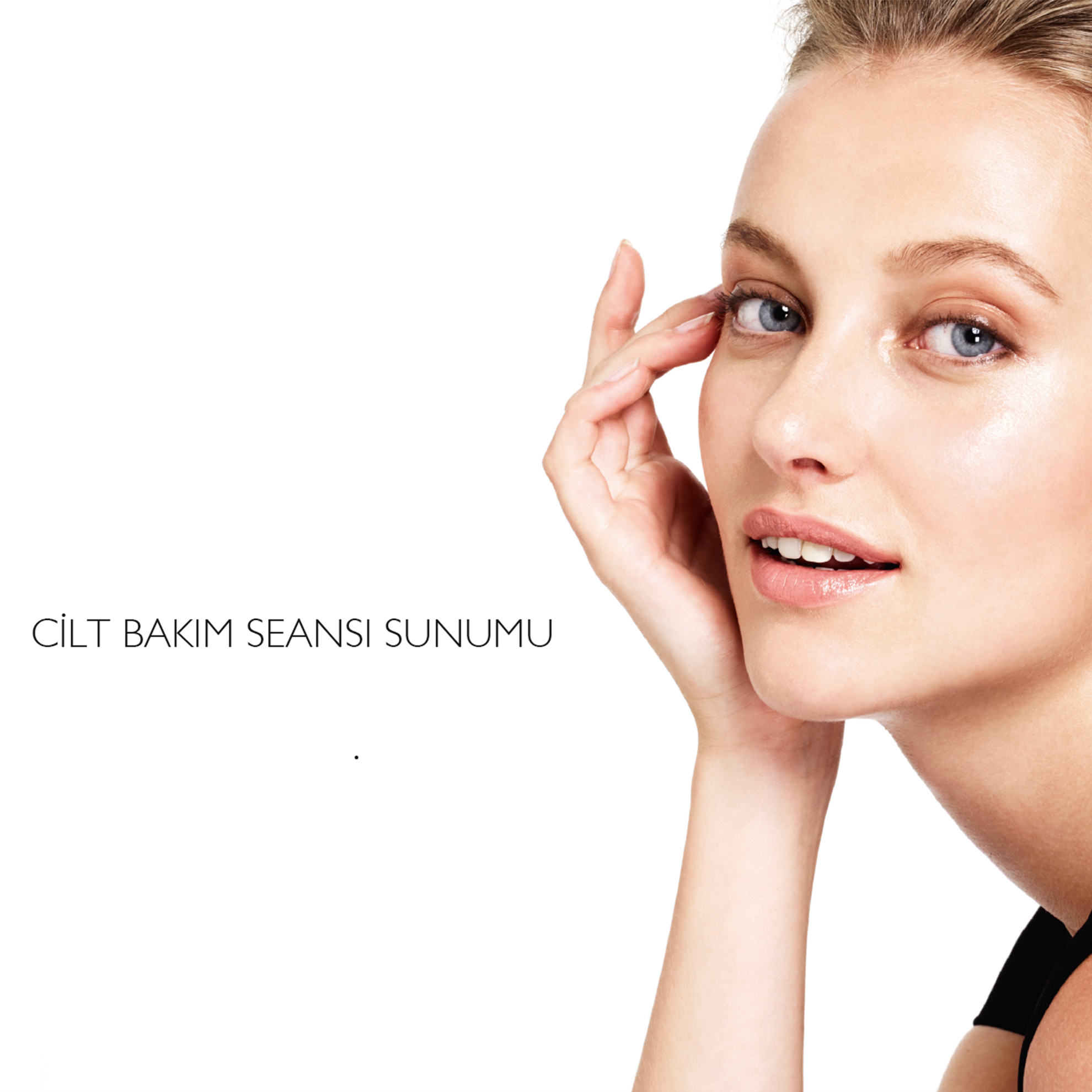 elini yüzüne götürmüş bir kadın