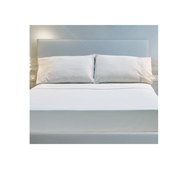una cama con sábanas blancas
