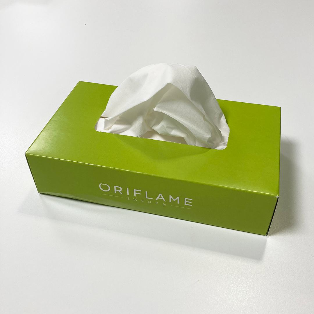 en eske med papirlommetørklær på en hvit overflate