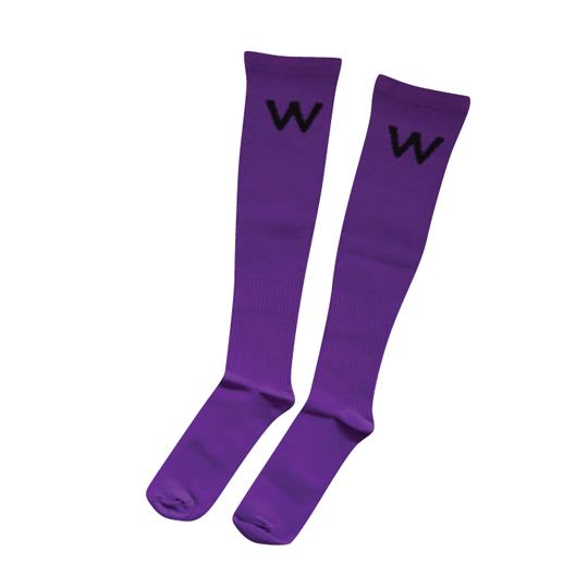 pár fialových ponožek s černými písmeny