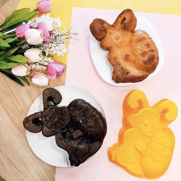 skupina králíčků na talířích vedle květin