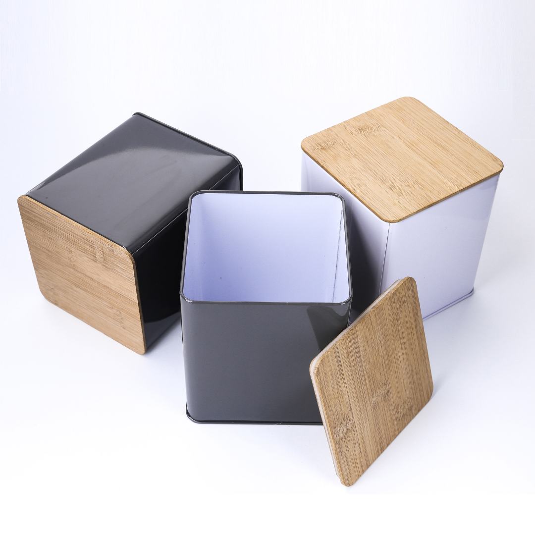 un grup de cutii metalice