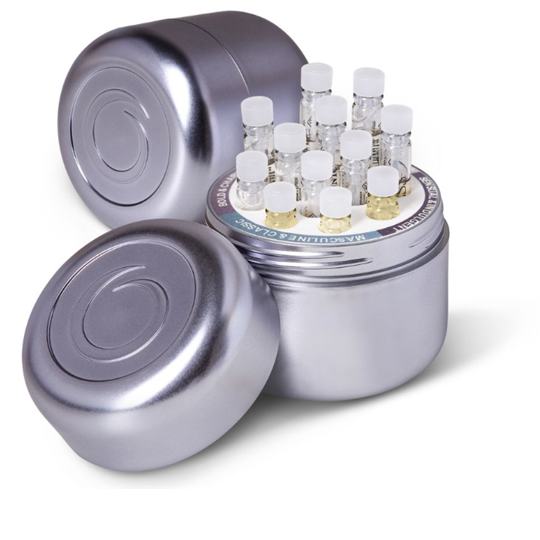 ryhmä pieniä pulloja hopeisessa astiassa