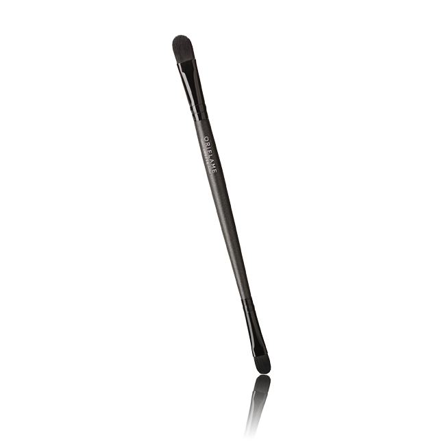 Primer plano de una brocha de maquillaje.