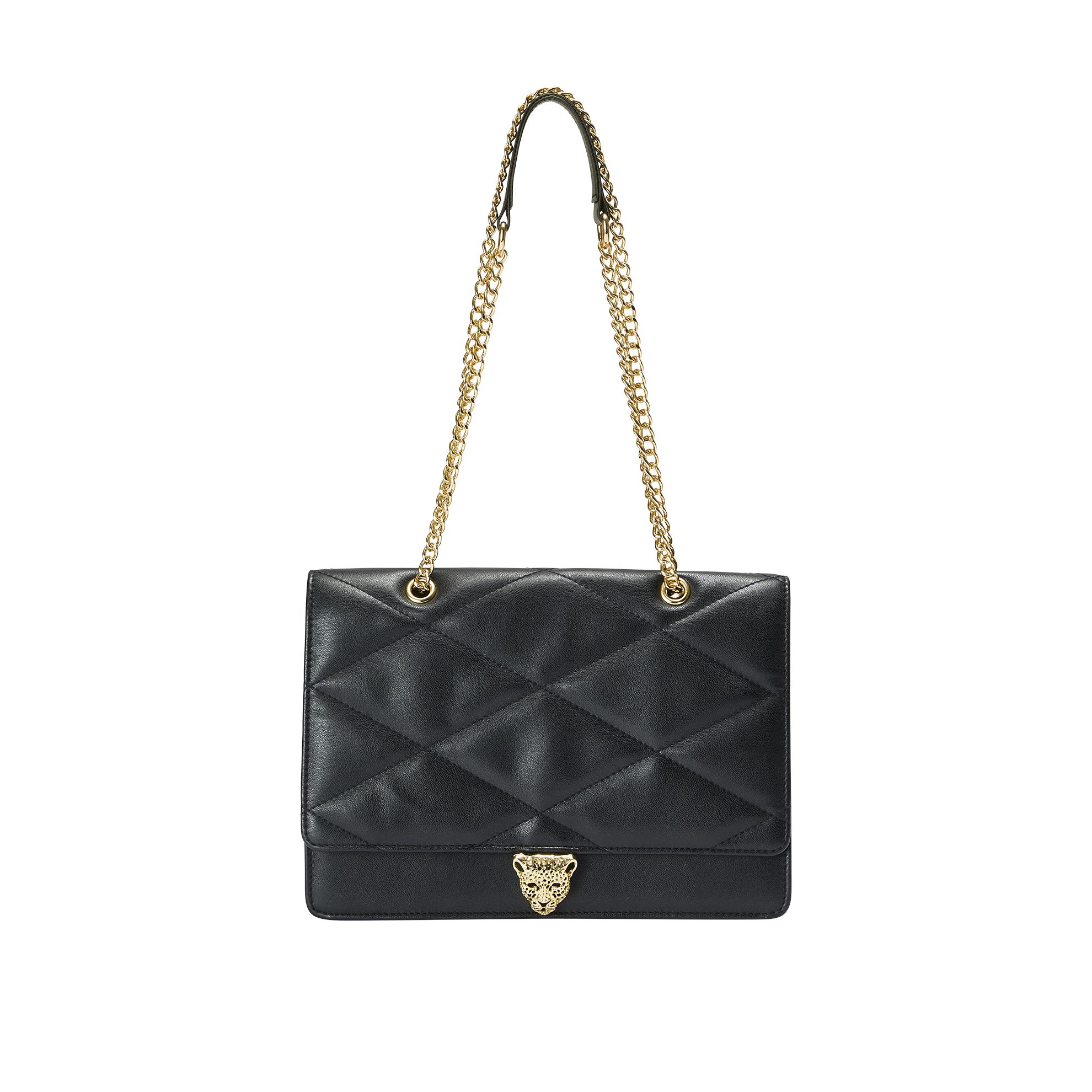 Un bolso negro con ribetes dorados.