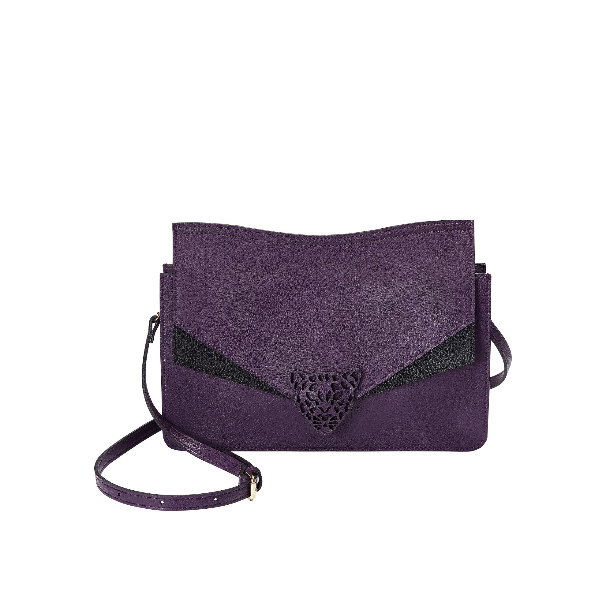 Un bolso morado con correa.