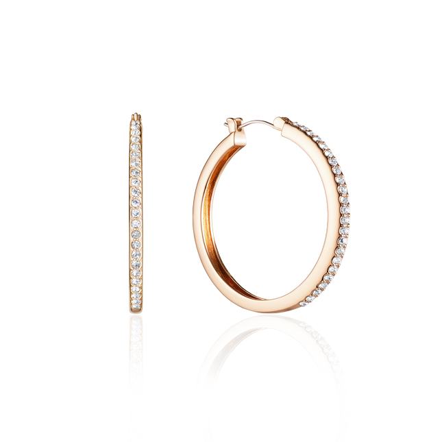 un par de pendientes de aro de oro con diamantes