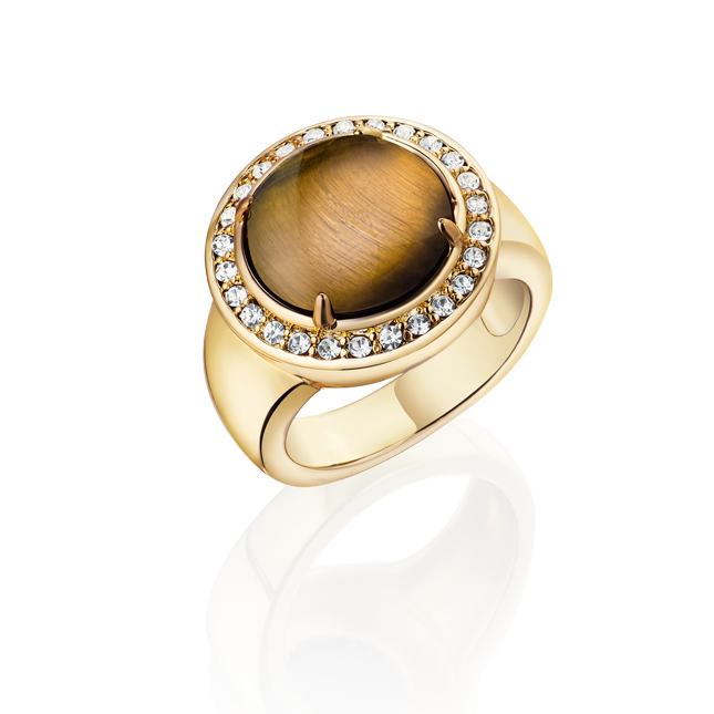 Un anillo de oro con una piedra marrón en el centro.