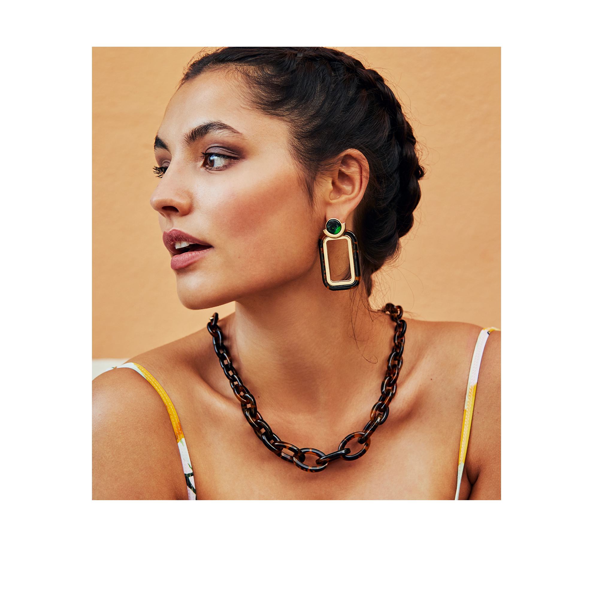 Una mujer con un collar y pendientes.