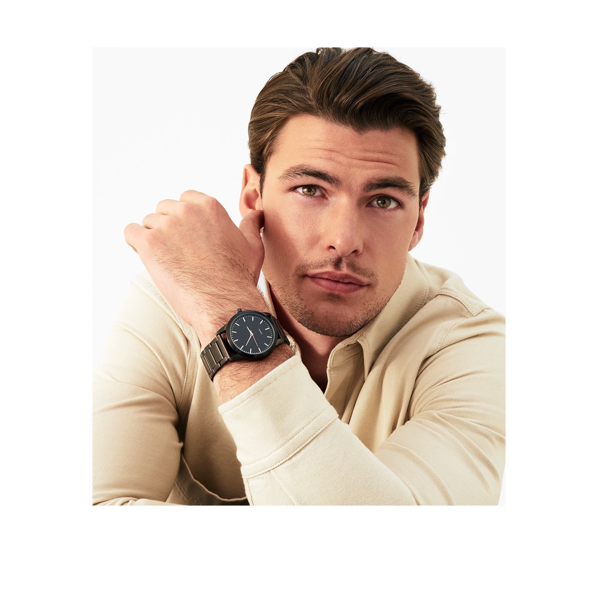 Un hombre con un reloj en la muñeca.