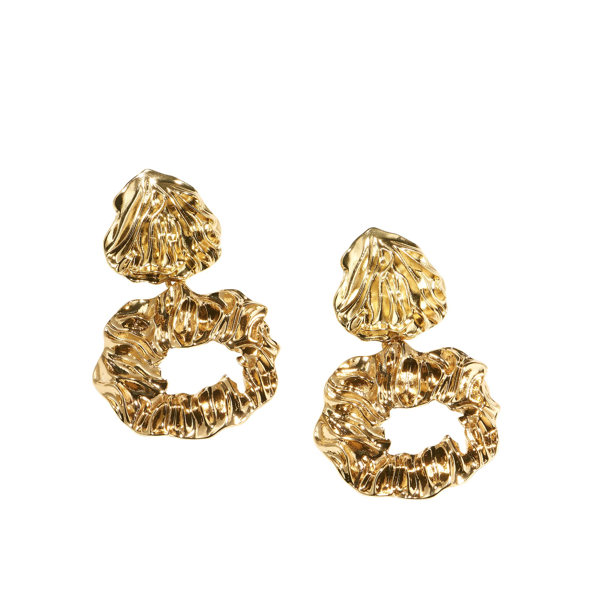 un par de pendientes de oro