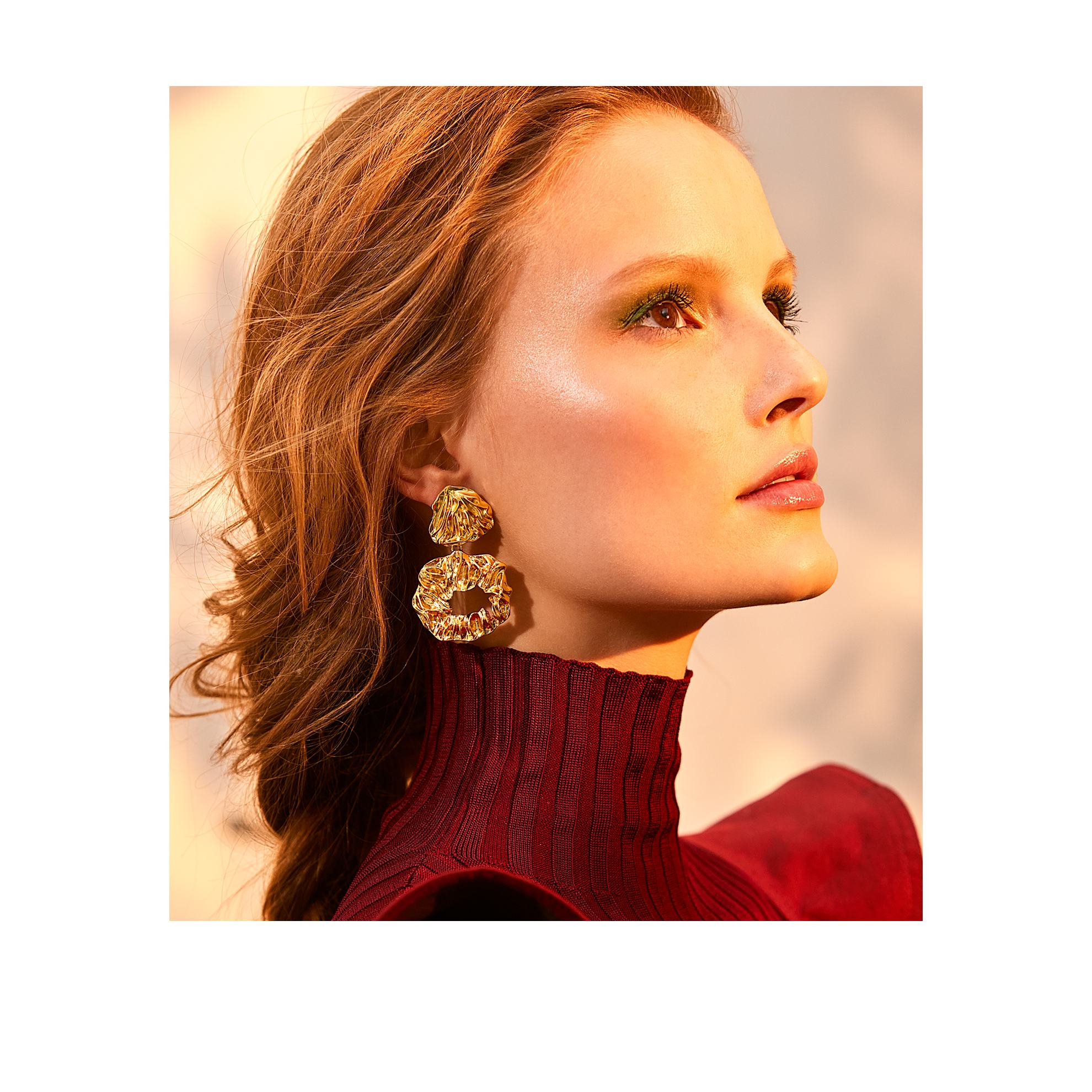 una mujer con un vestido rojo