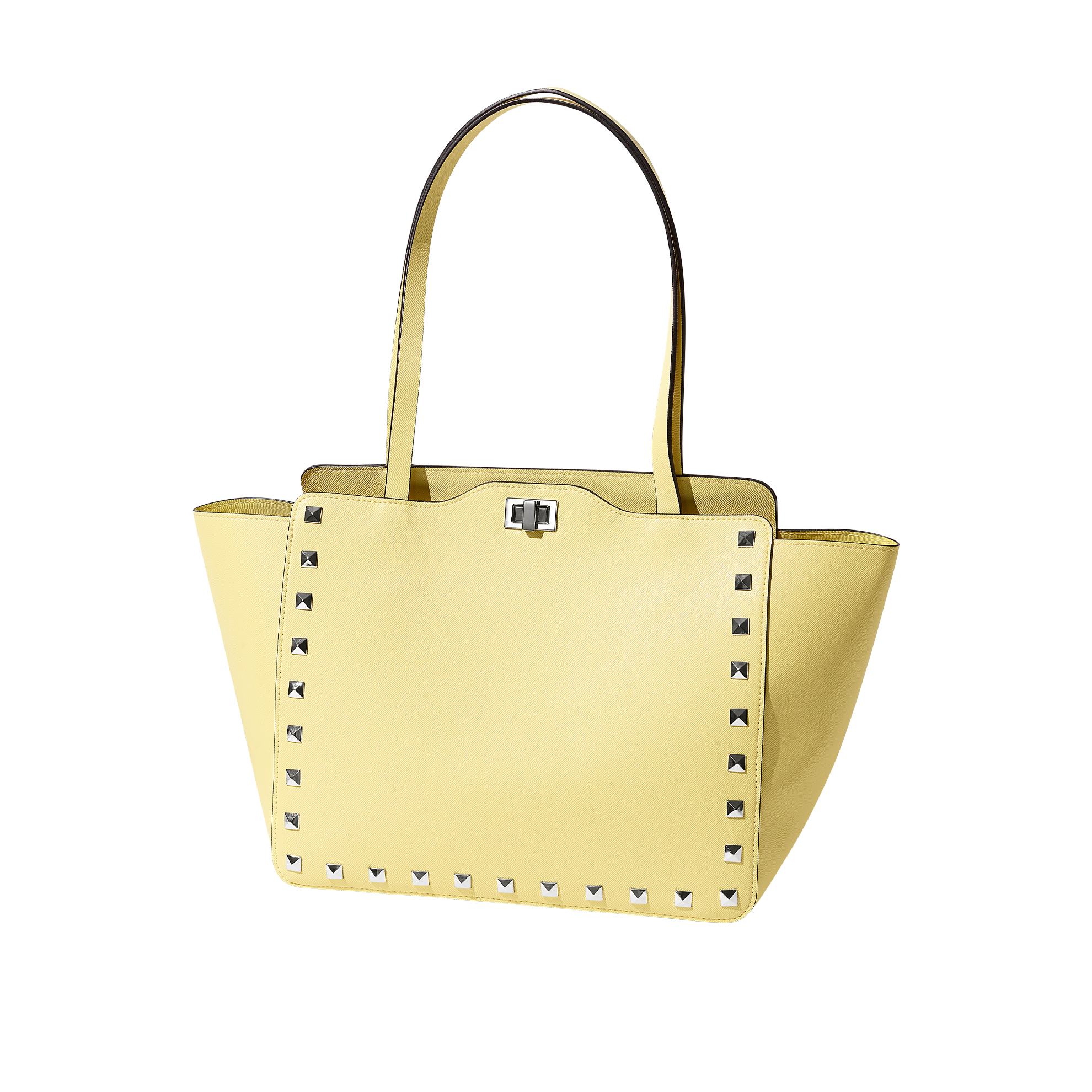 Un bolso amarillo con tachuelas.