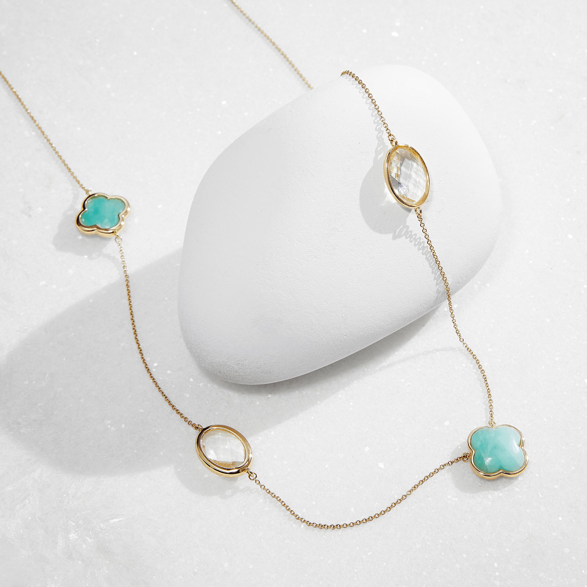 Un collar sobre una roca.