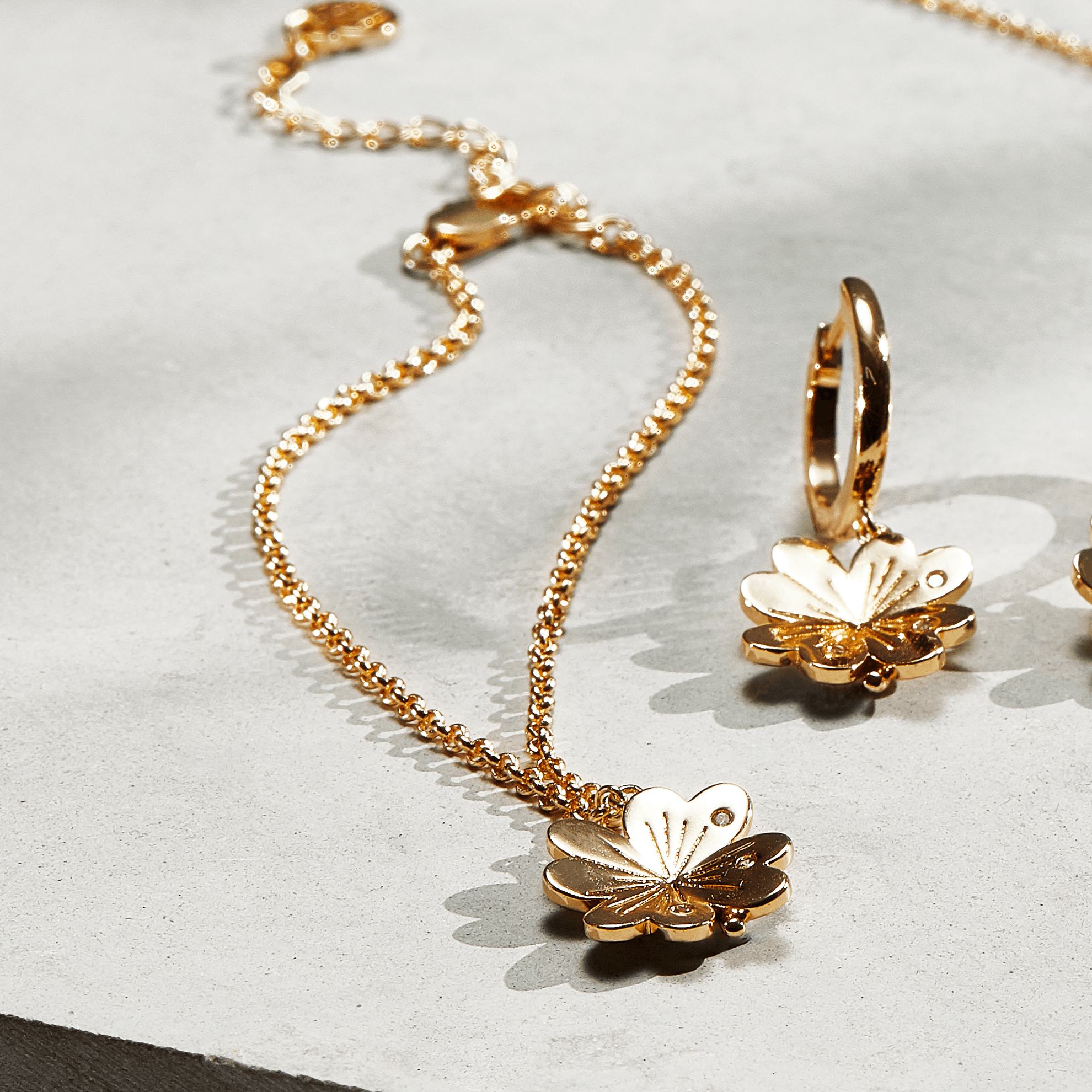 Un collar y pendientes de oro.