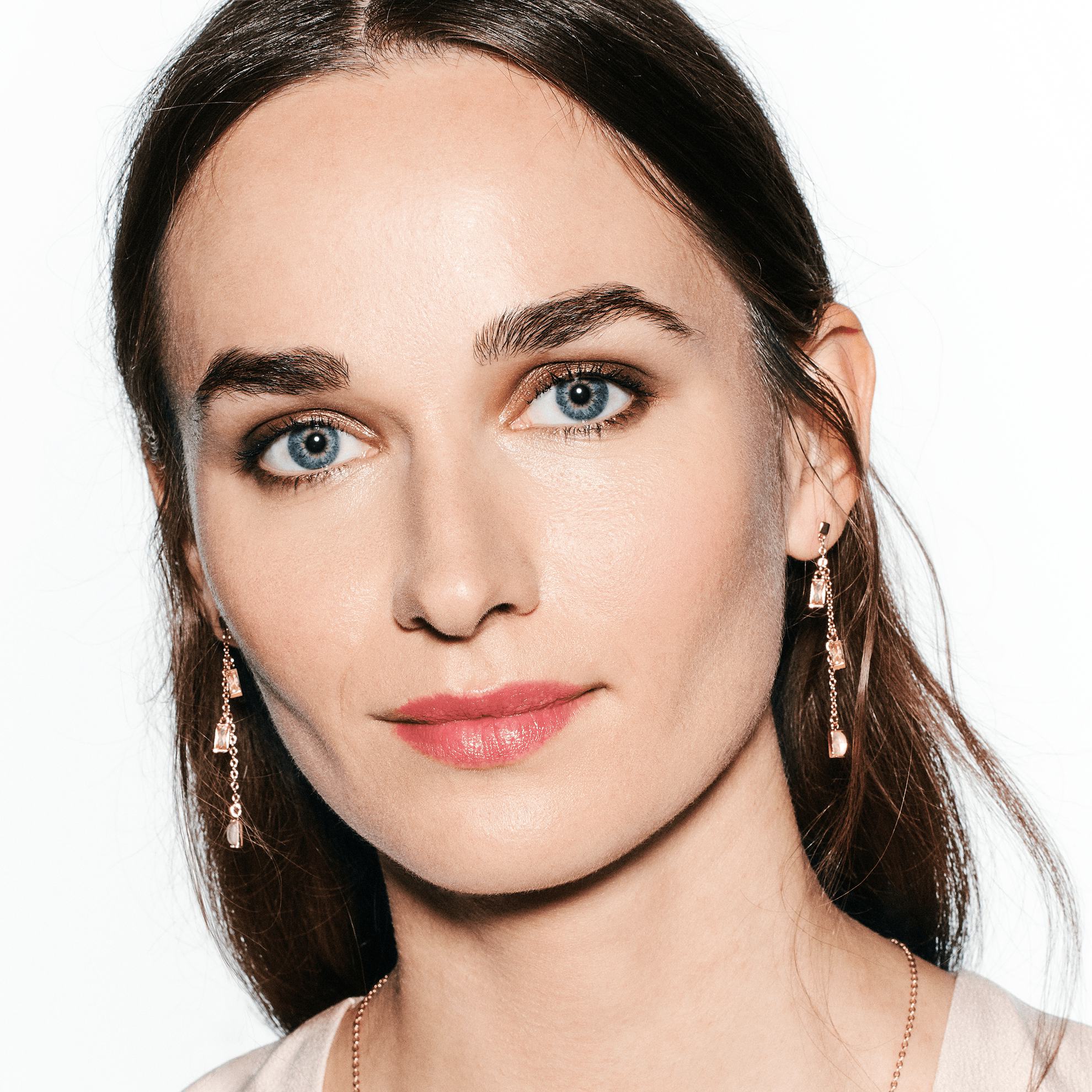 Una mujer con cabello largo castaño y ojos azules.