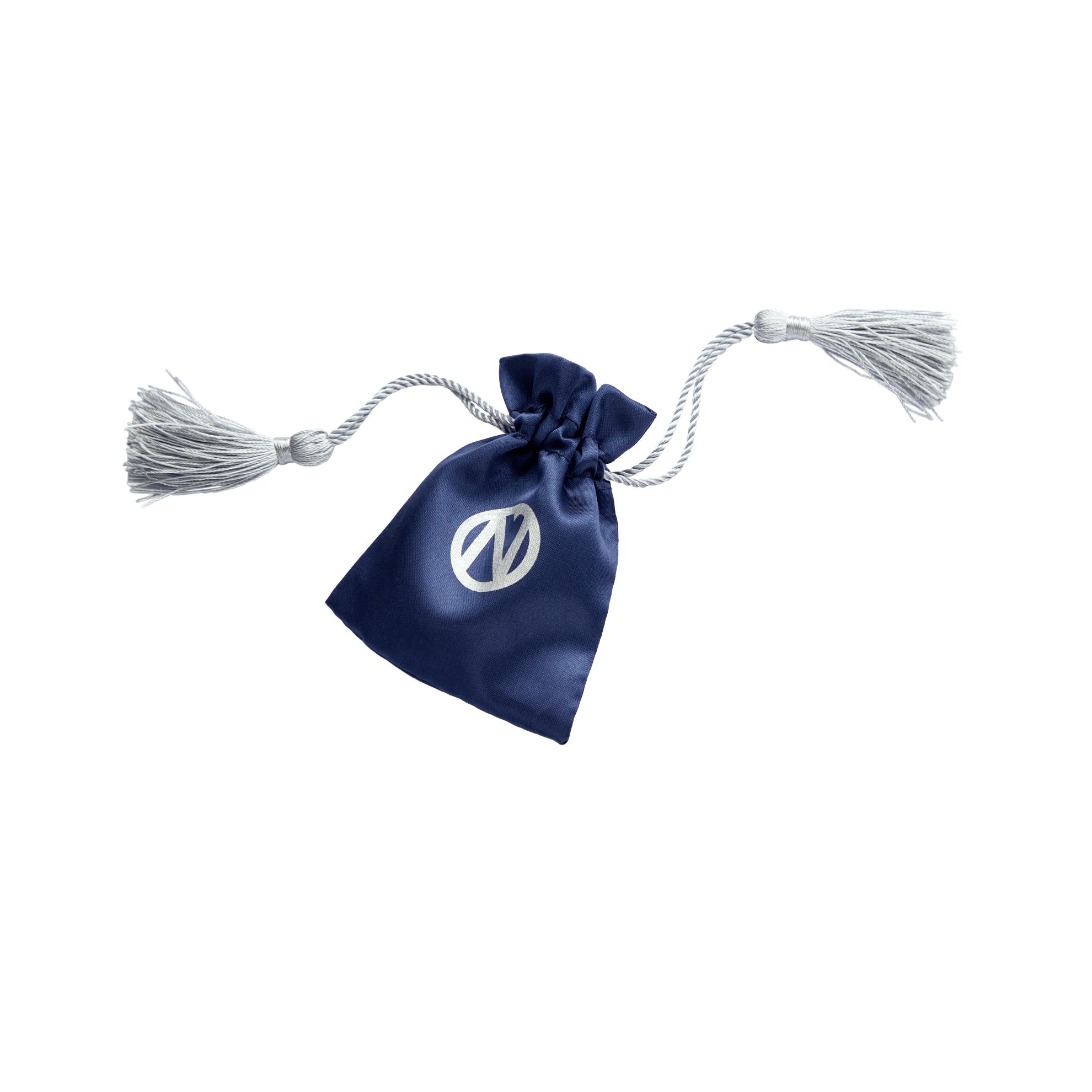 una bolsa azul con borlas blancas