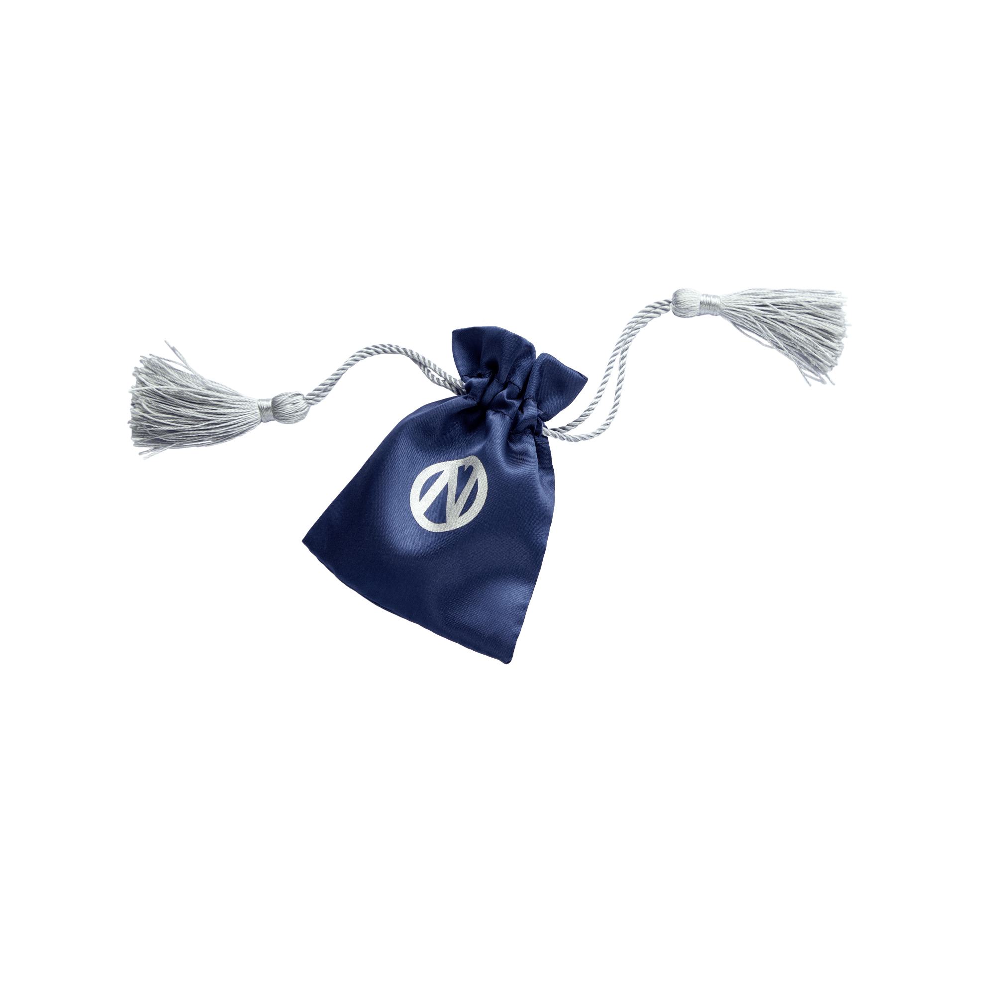 una bolsa azul con logotipo blanco