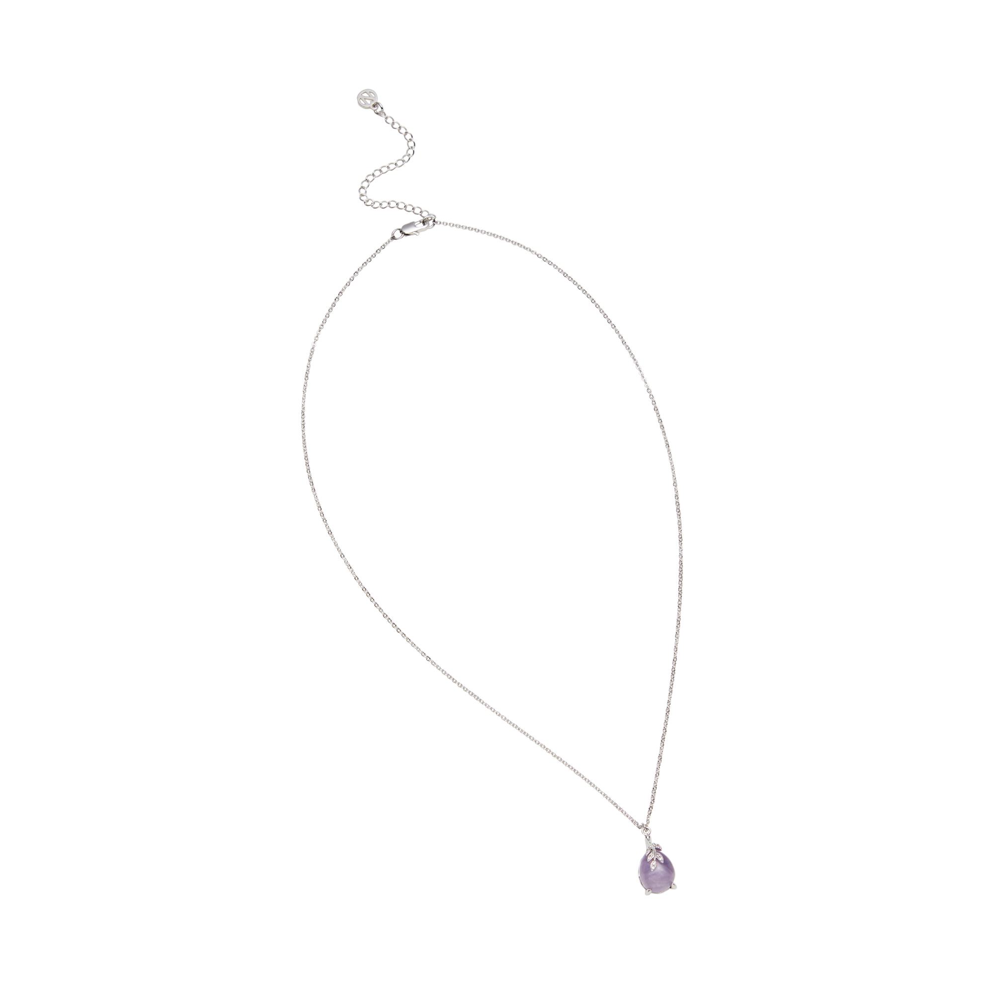 Un collar con una piedra morada.