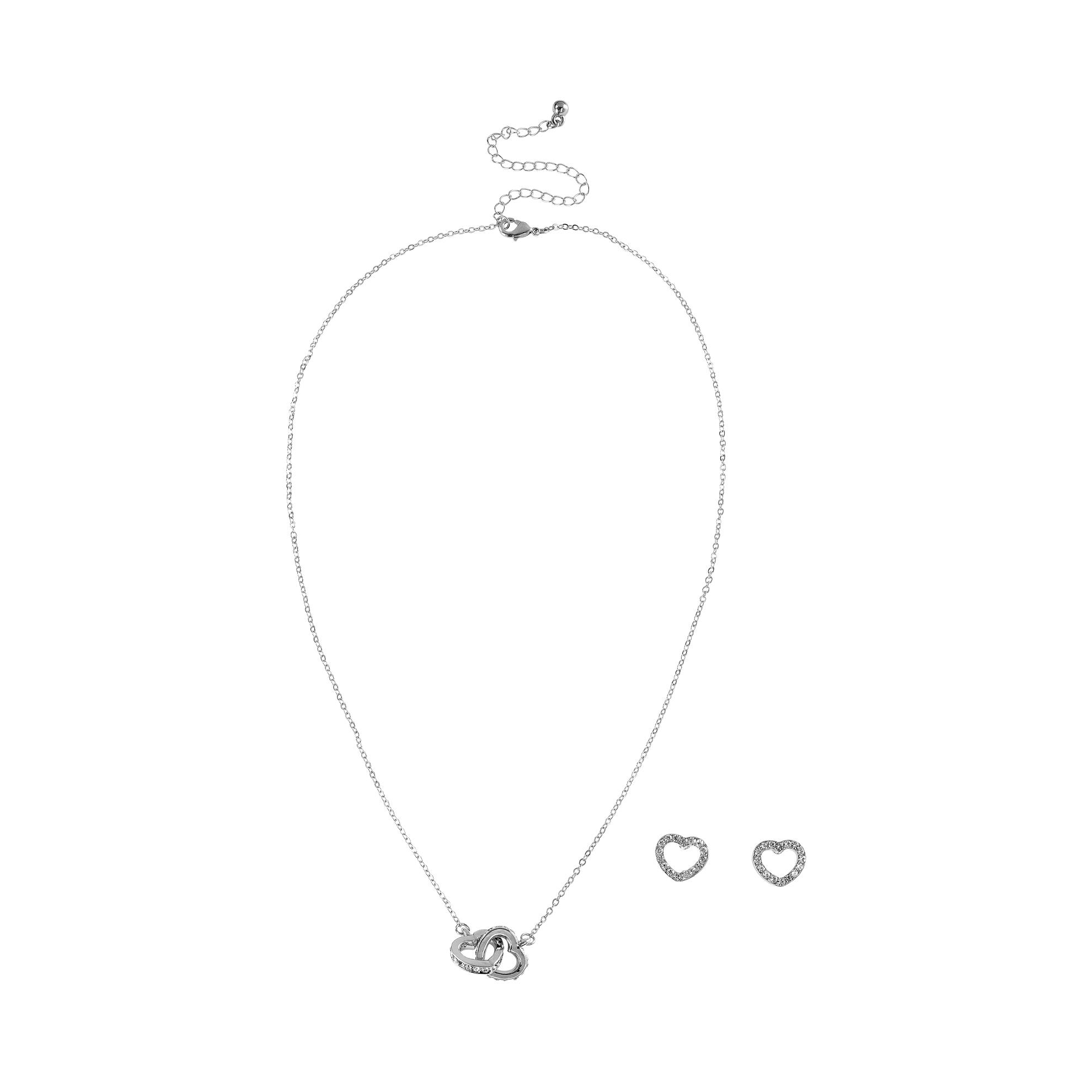 Un collar y unos pendientes sobre fondo blanco.