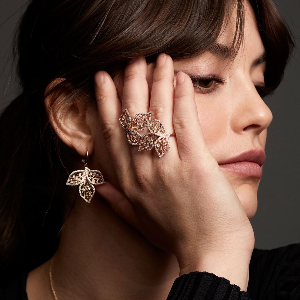 нүүрэн дээрээ гараа барьсан эмэгтэй