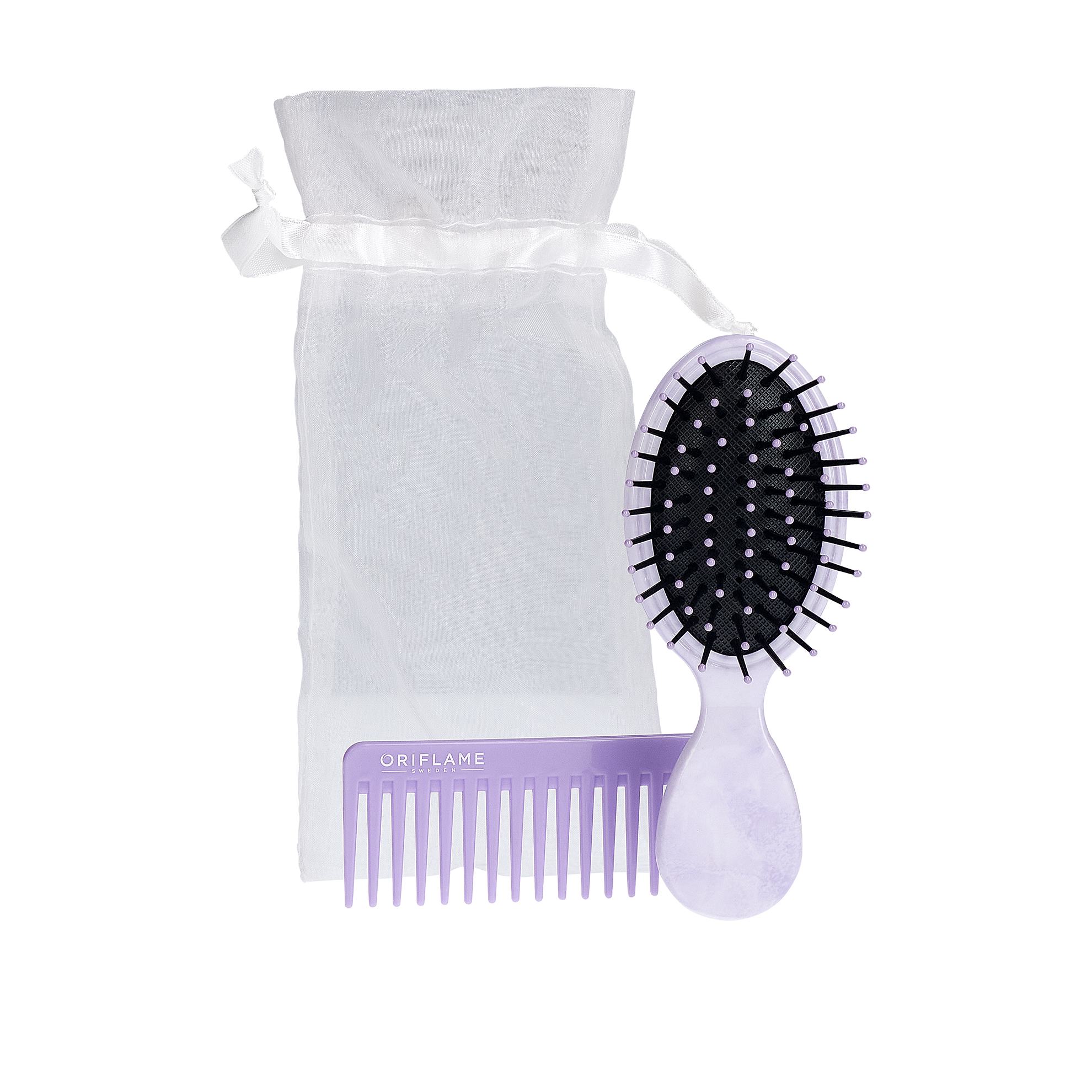 Un cepillo para el pelo morado y una bolsa blanca.