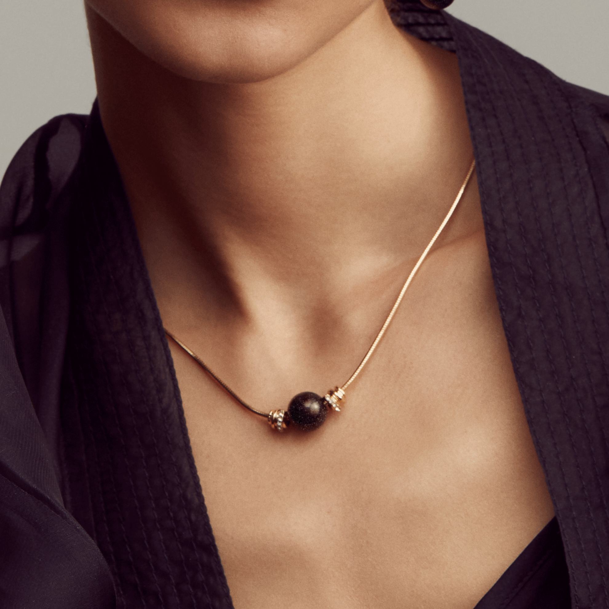una mujer con collar y pendientes