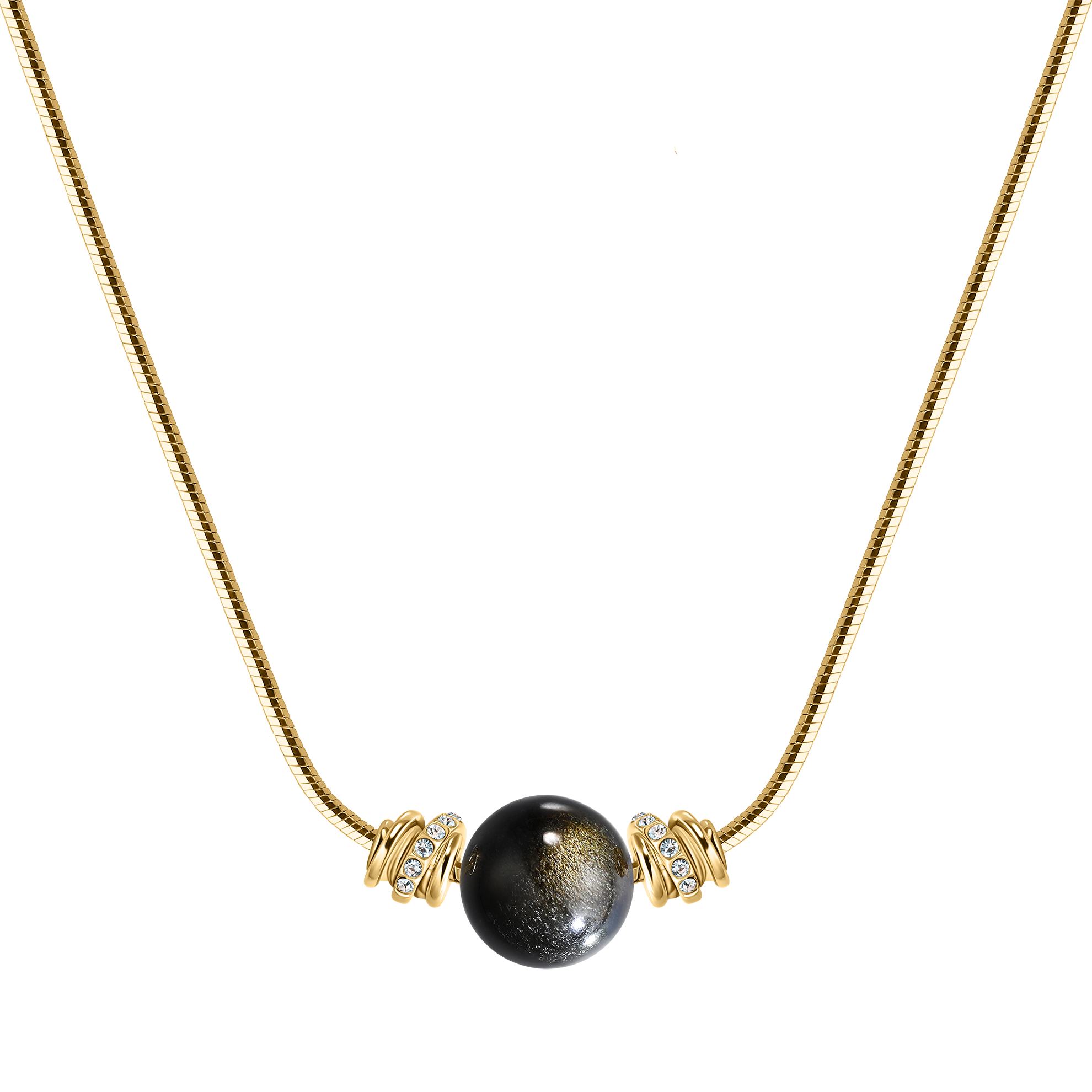 una cadena de oro con una cuenta negra y diamantes