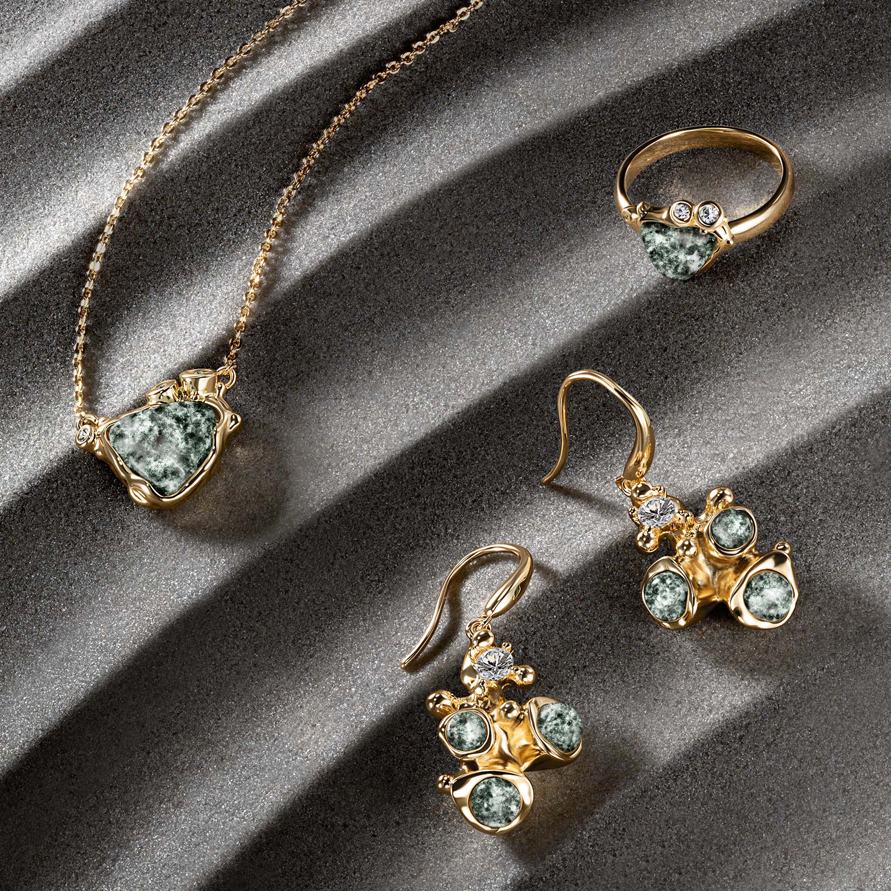 un colier și cercei din aur cu pietre verzi