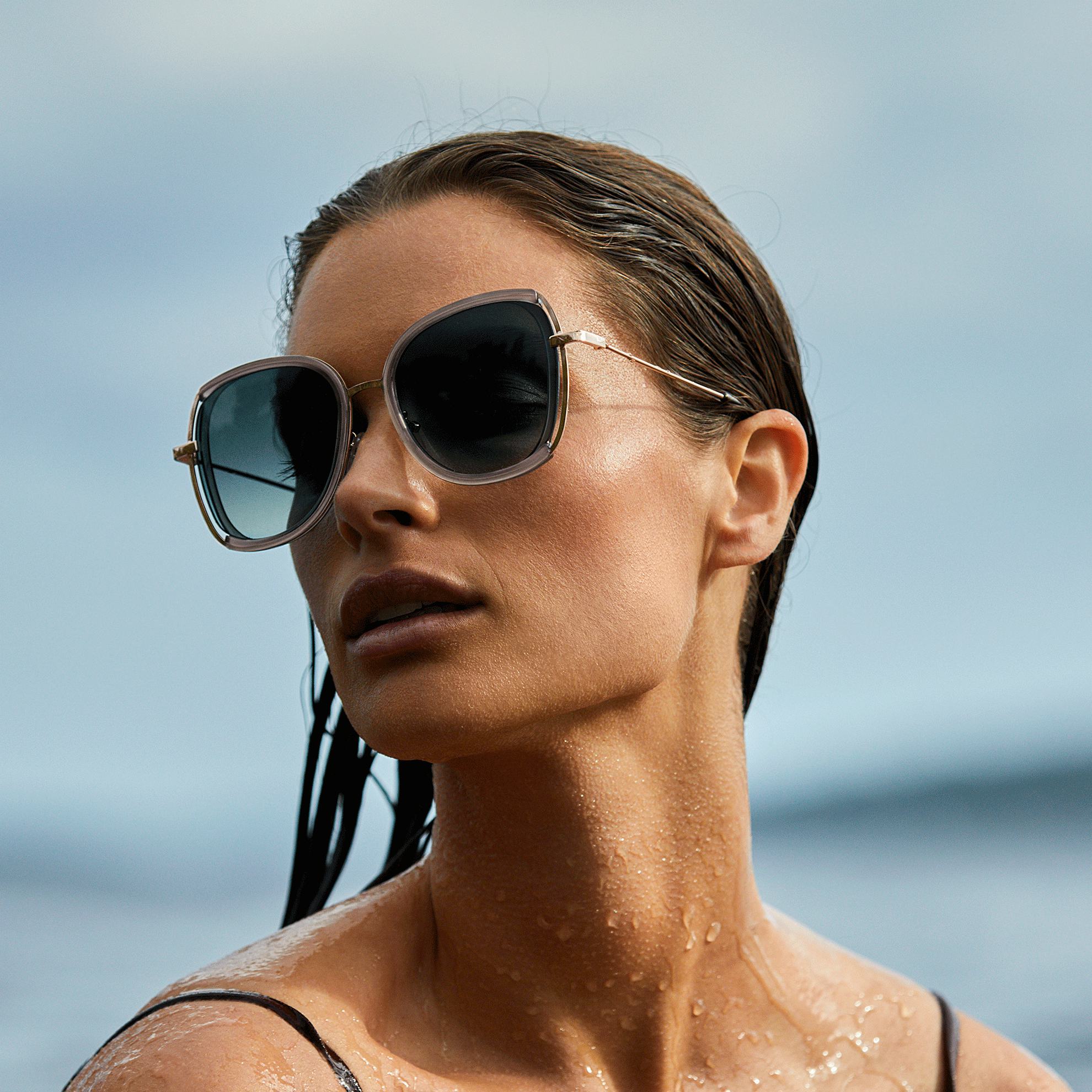 una mujer con gafas de sol y el pelo mojado
