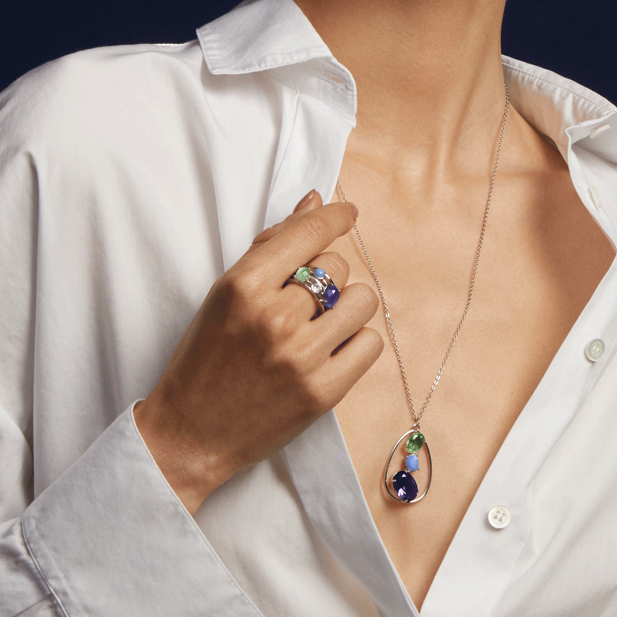 жінка в білій сорочці та намисті