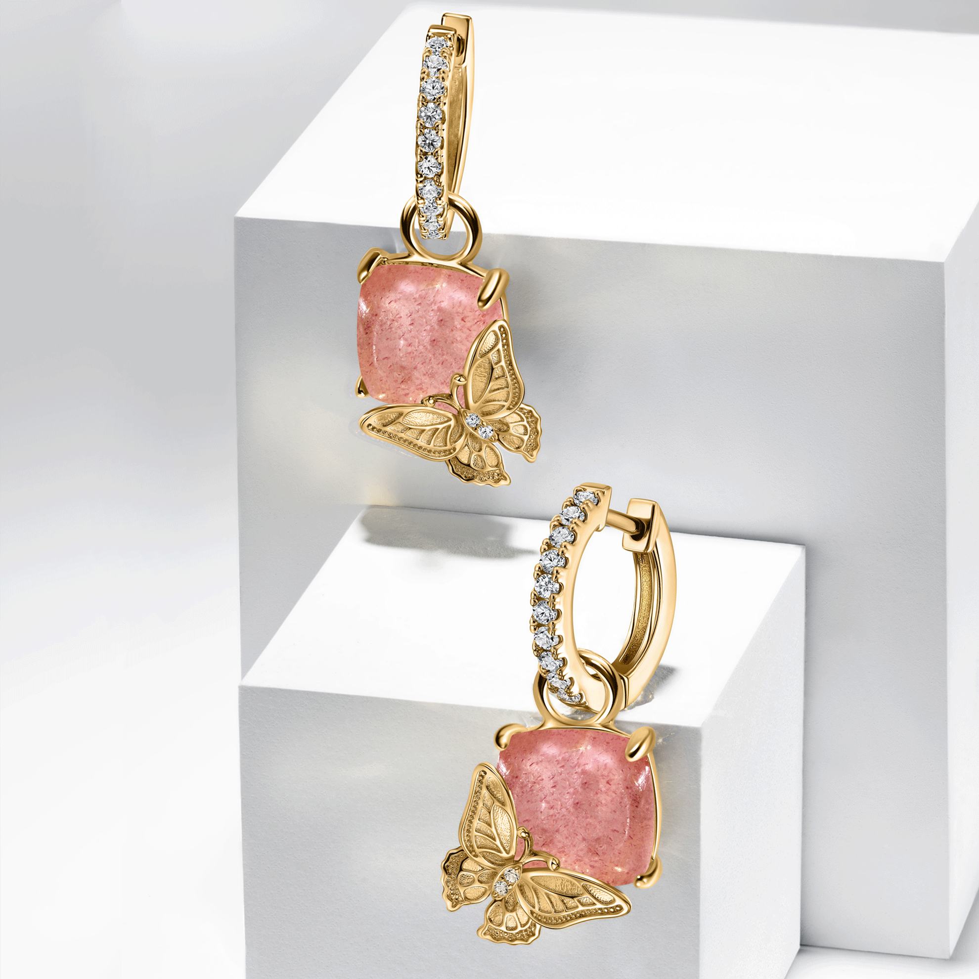 Un par de pendientes sobre un cubo blanco.