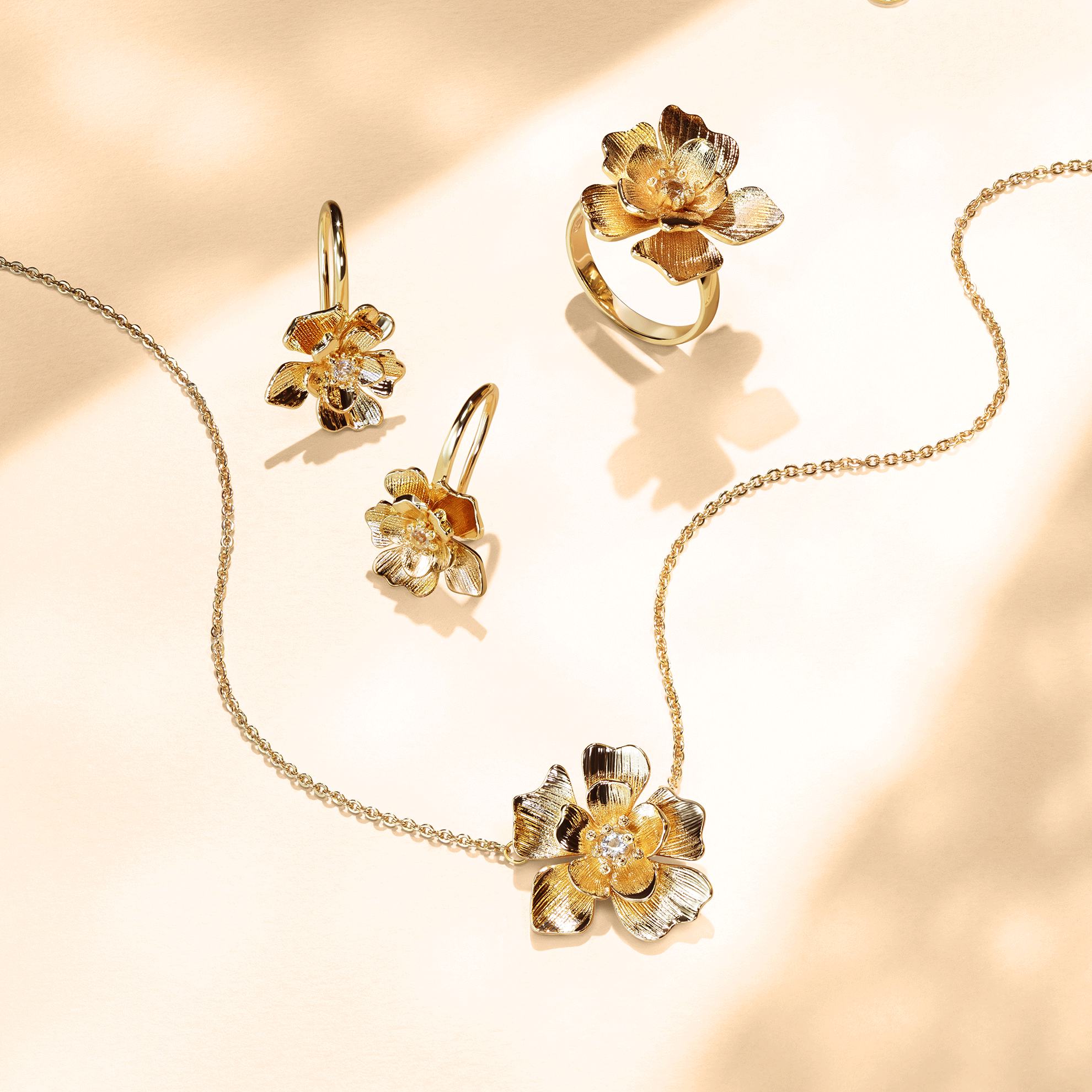 un juego de joyas de oro con flores