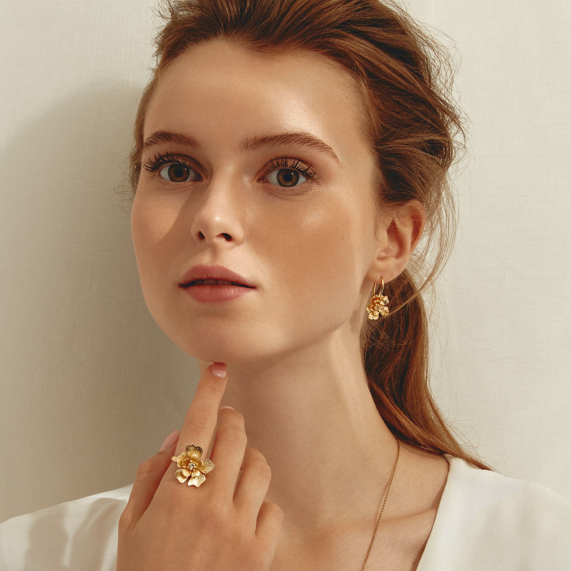 una mujer con un dedo en la barbilla