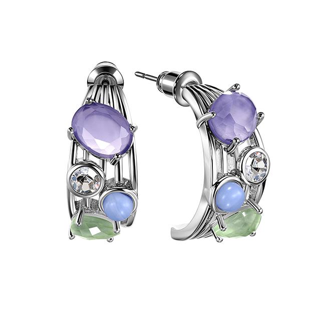 Un par de pendientes con piedras moradas y verdes.