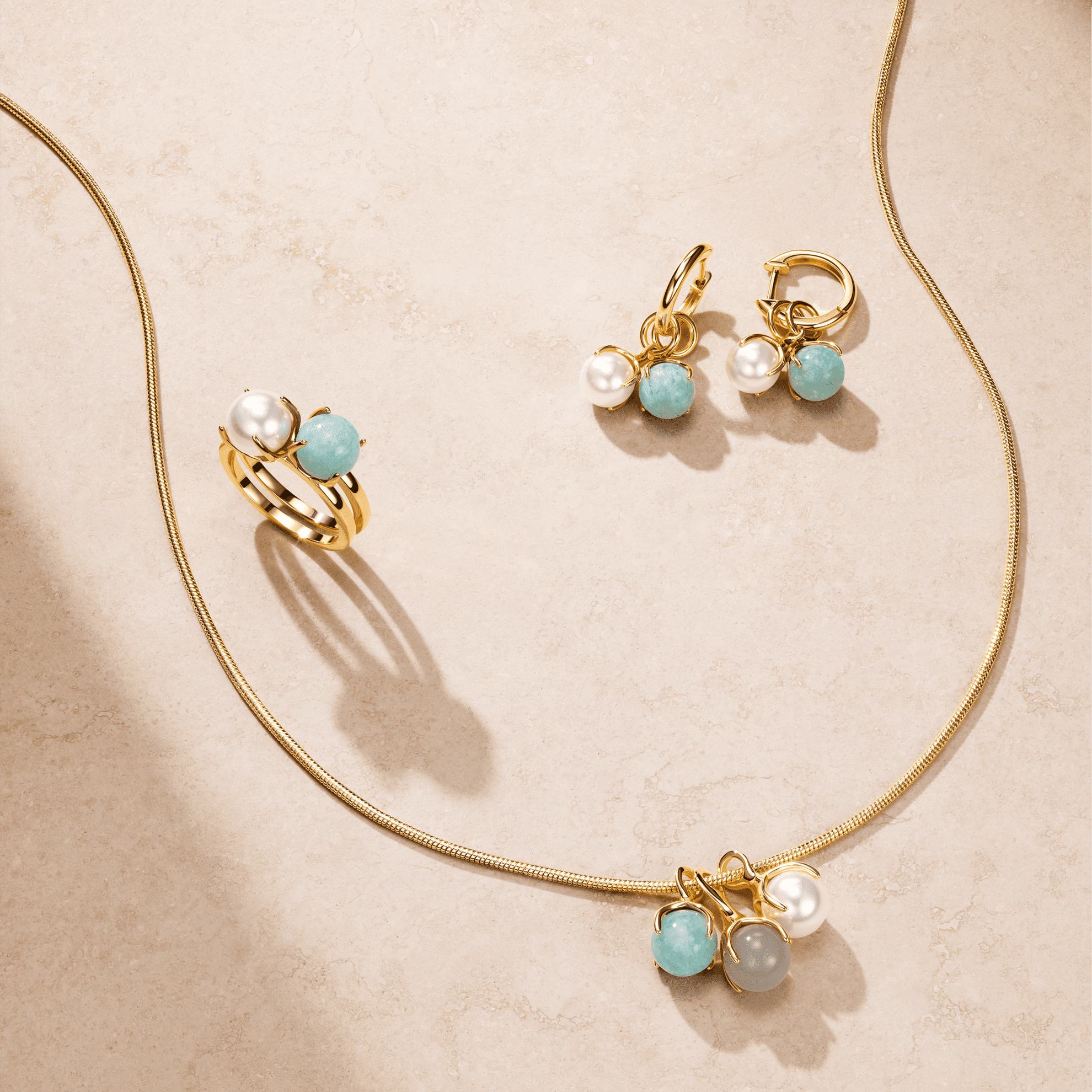 Un collar y pendientes de oro con piedras azules.