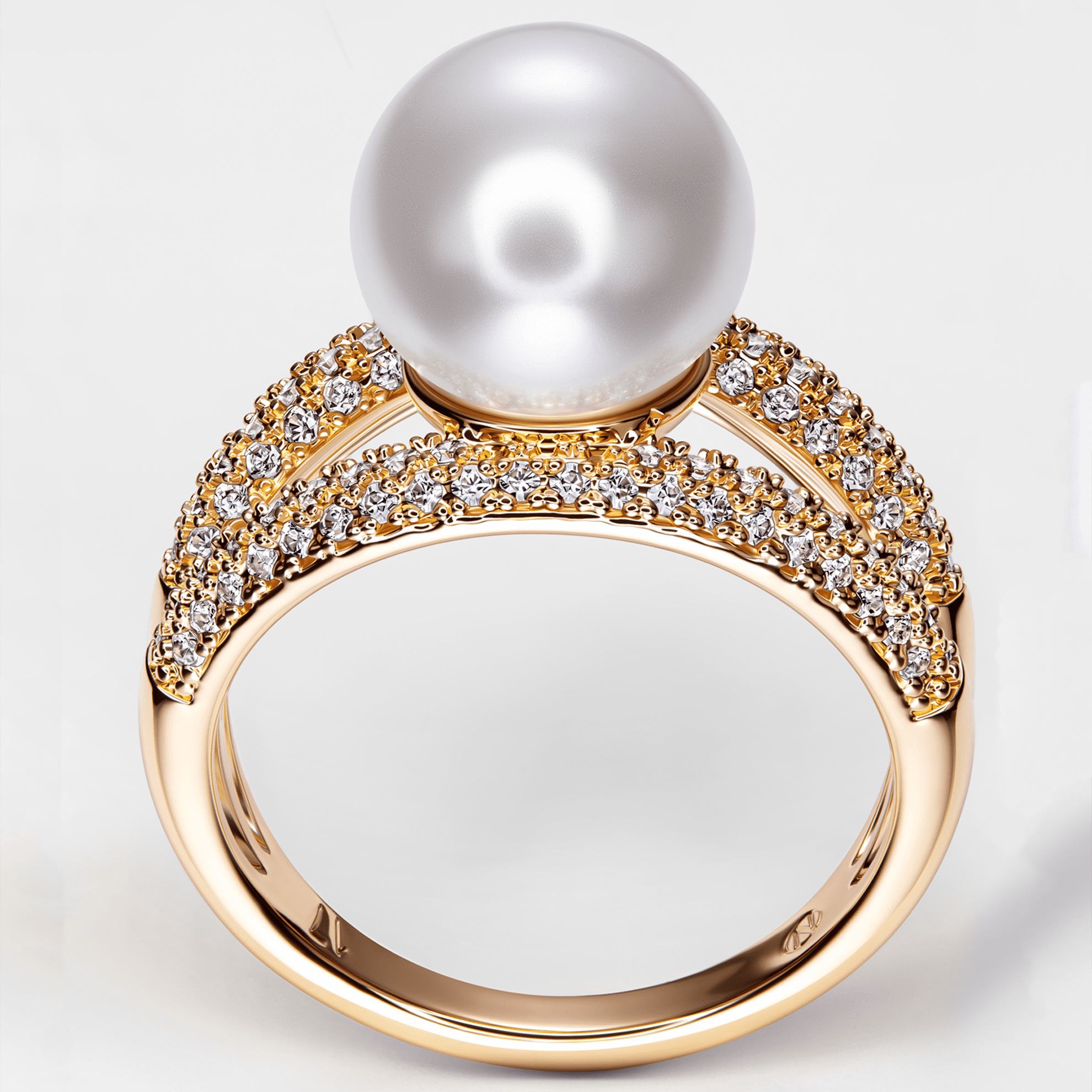 un anillo de oro con una perla y diamantes