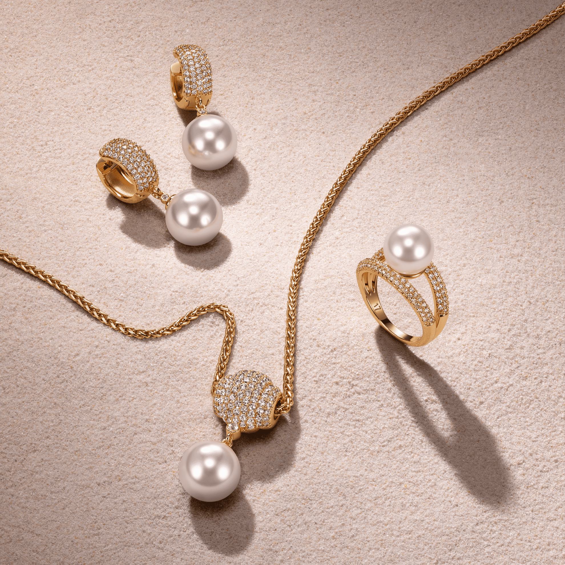 una cadena de oro y collares de perlas